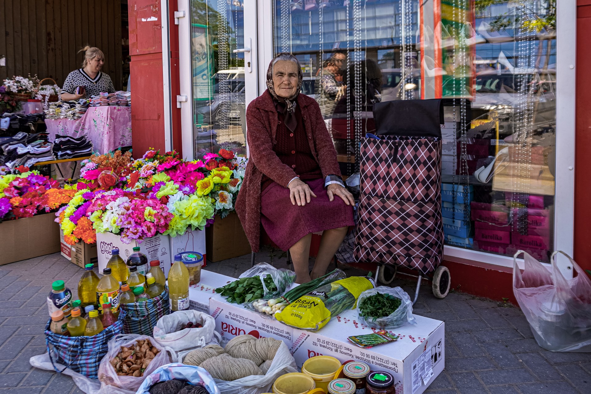 Pensininkė prekiauja Komrato turguje. ©Yelizaveta Landenberger