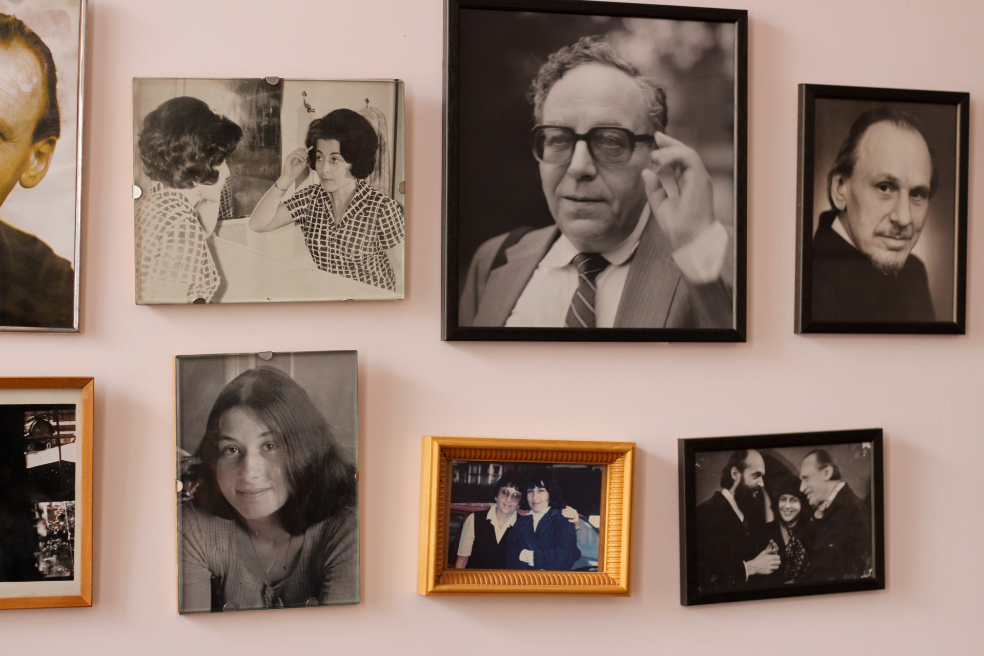 Būti Veisaitės namuose – tai kaip vaikščioti po XX a. ir XXI a. muziejų. Didžiausioje fotografijoje yra jos pusbrolis profesorius Aleksandras Štromas. Iš pradžių tikėjęs komunizmo idealais, Štromas vėliau tapo sovietiniu disidentu. ©Gintarė Kulytė