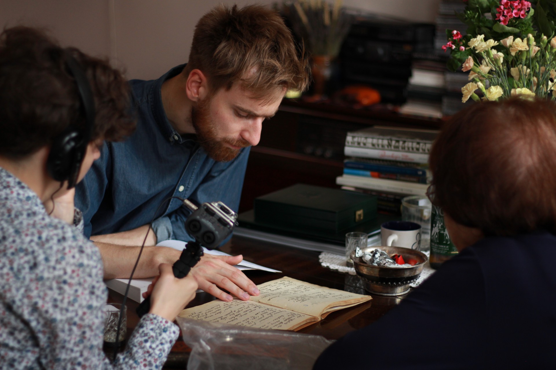 Karolis skaito poetės Matildos Olkinaitės, žuvusios Holokausto metu, eiles iš jos mokyklinio sąsiuvinio. ©Gintarė Kulytė