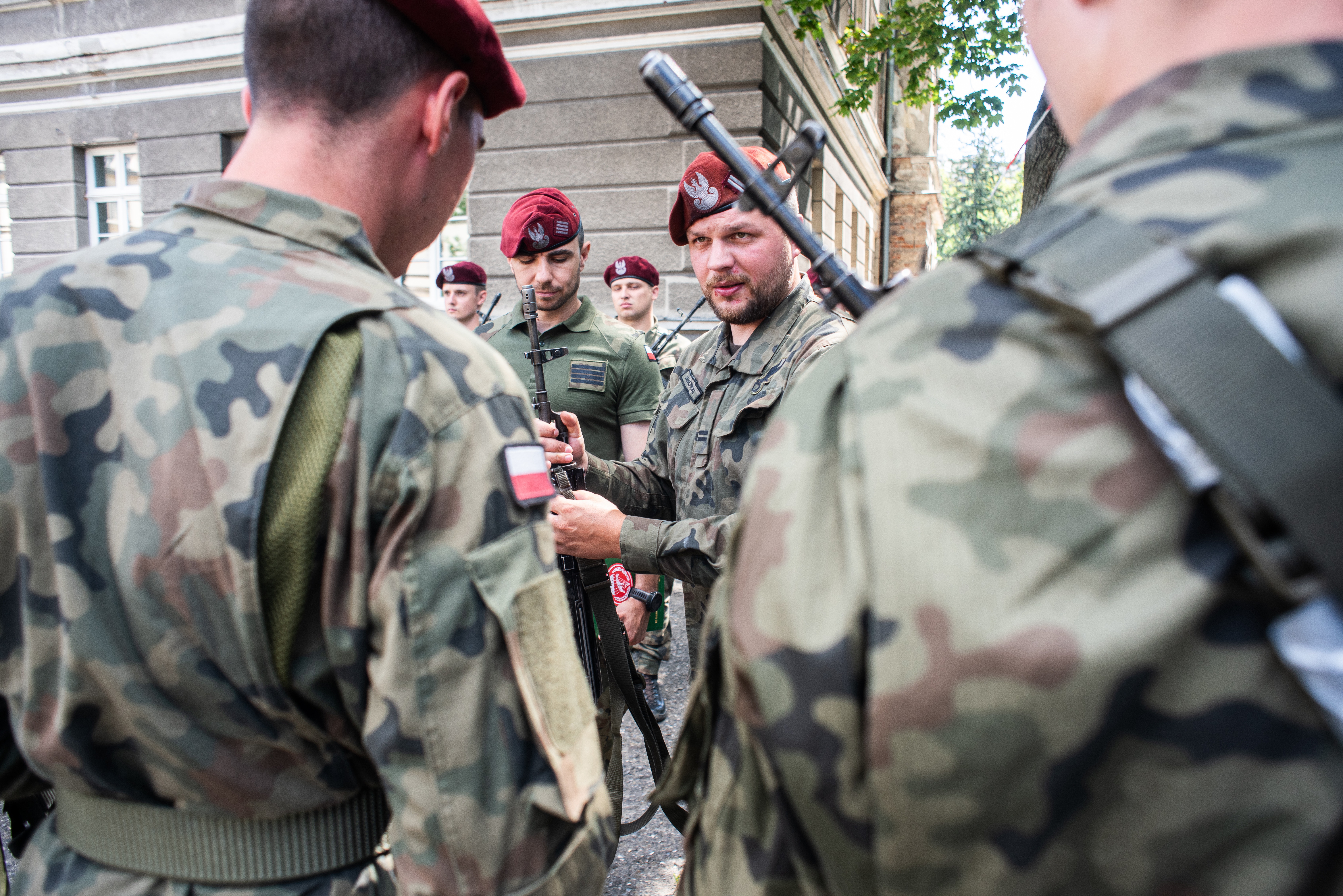 27 dienas trunkantys savanoriški mokymai pristatomi kaip „vasaros nuotykis“, tačiau realybėje dalyviai susiduria su griežta disciplina, fiziniu išsekimu ir karo sąlygų simuliacijomis. ©Jacek Taran