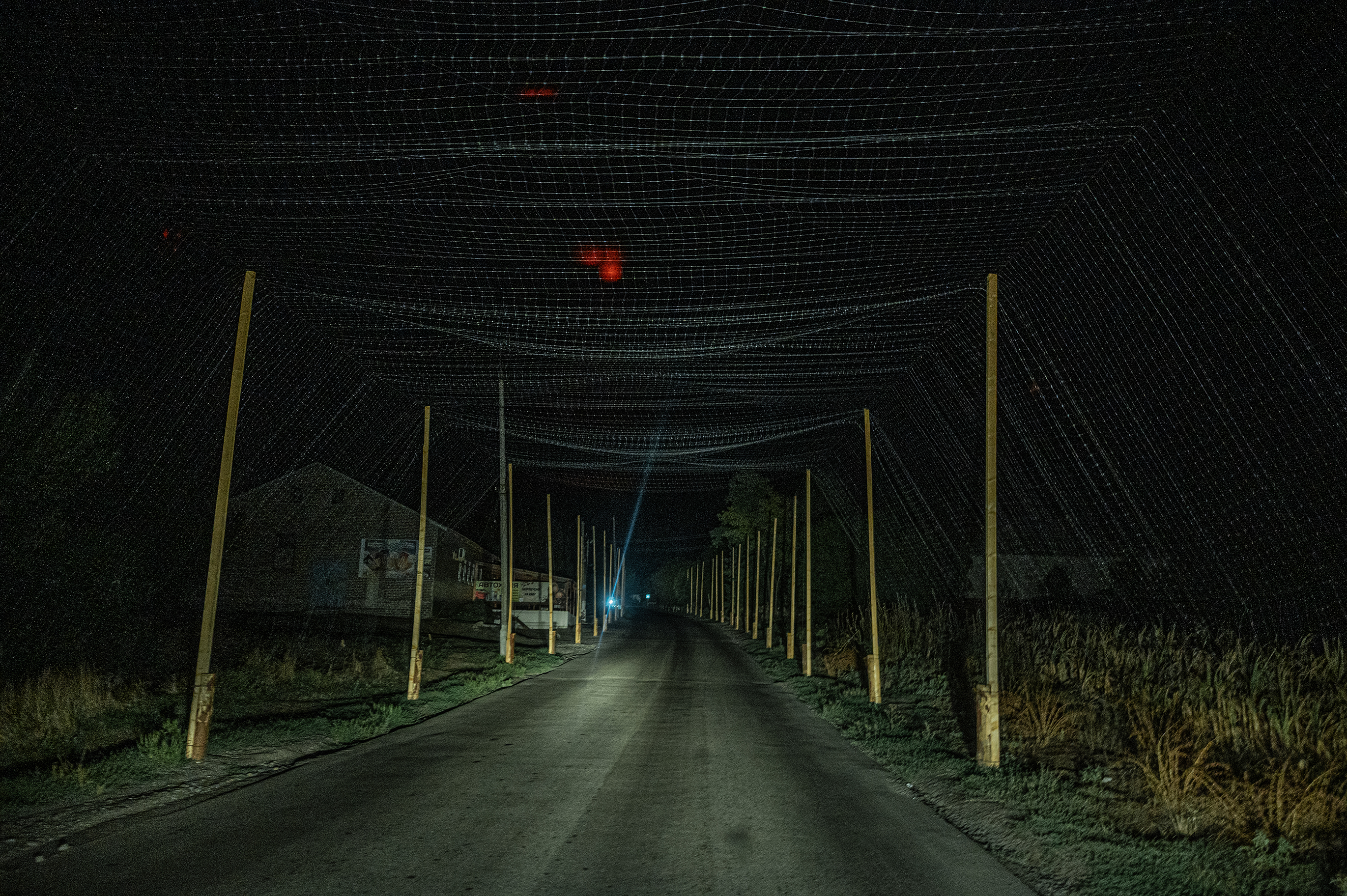 Dronų tinklas virš kelio Donbase. ©Denis Vėjas