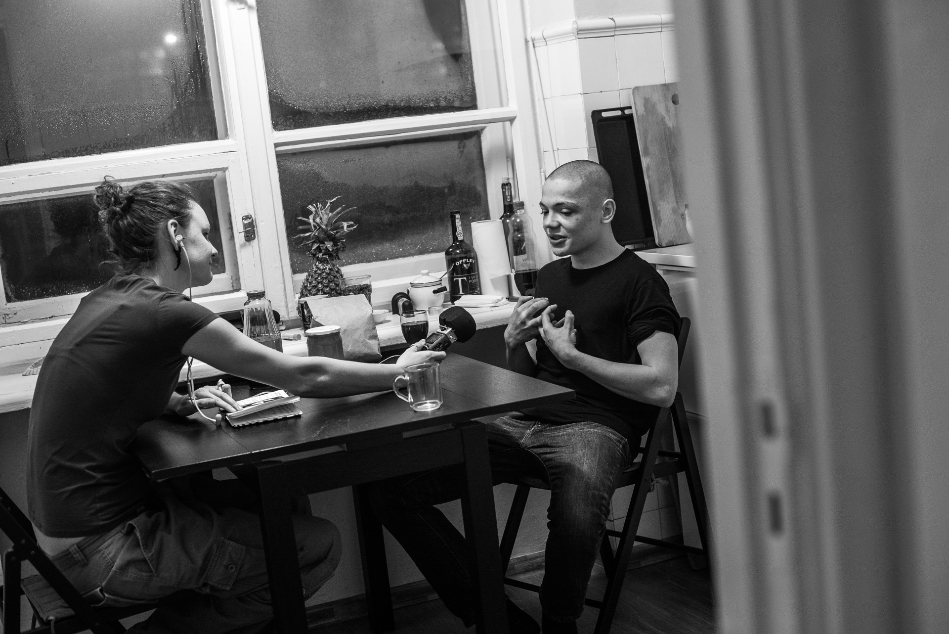 Žurnalistė Berta Tilmantaitė ir Marius Povilas Elijas Martynenko interviu metu. ©Mindaugas Drigotas