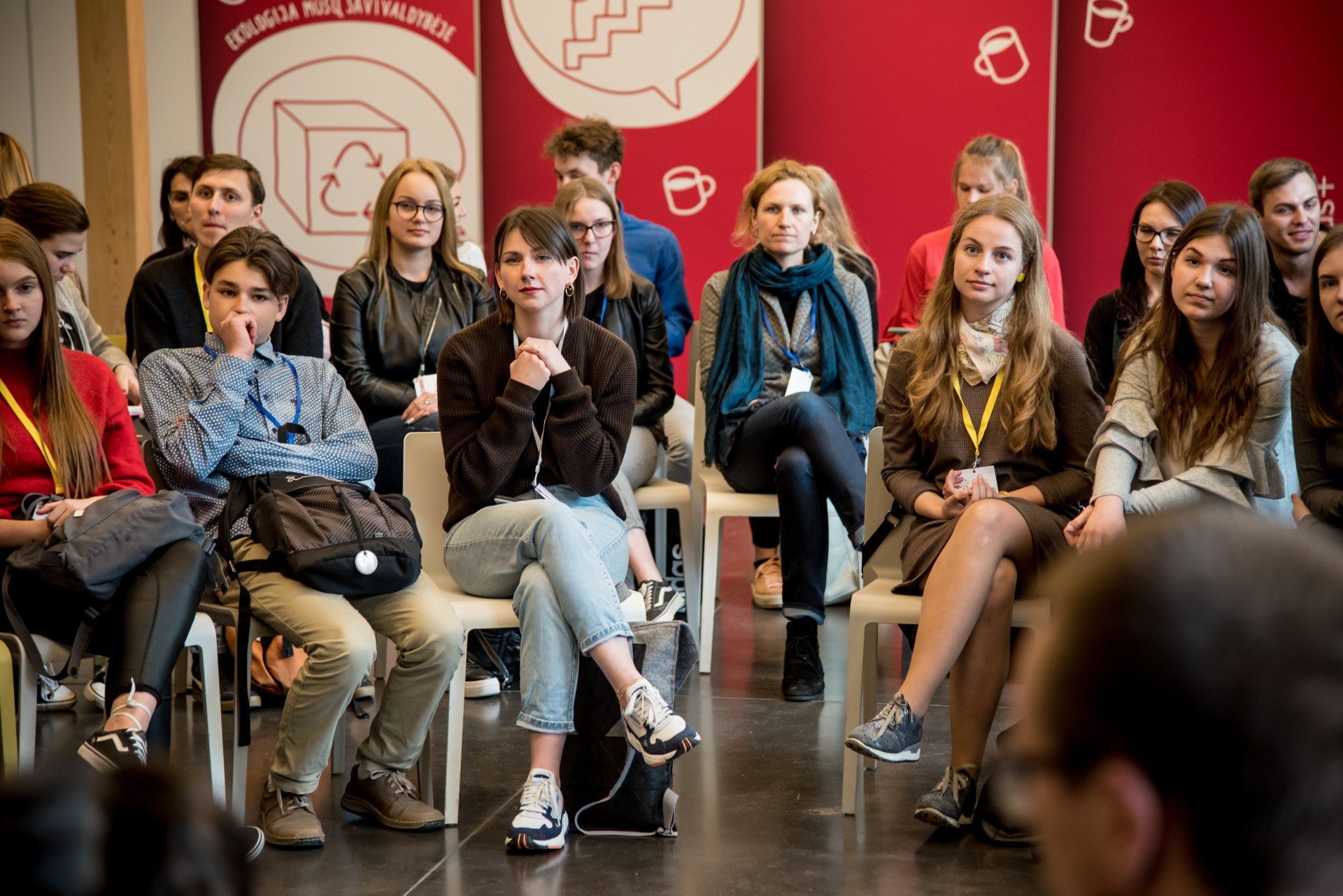 Dalis jaunimo politiką vykdančių žmonių stoja į jaunųjų socialdemokratų, konservatorių ar liberalų susivienijimus. Bet, pabrėžia jie, tai yra atskirai nuo partijų veikiantys susivienijimai. Partinės jaunimo organizacijos negali būti. ©Artūras Morozovas