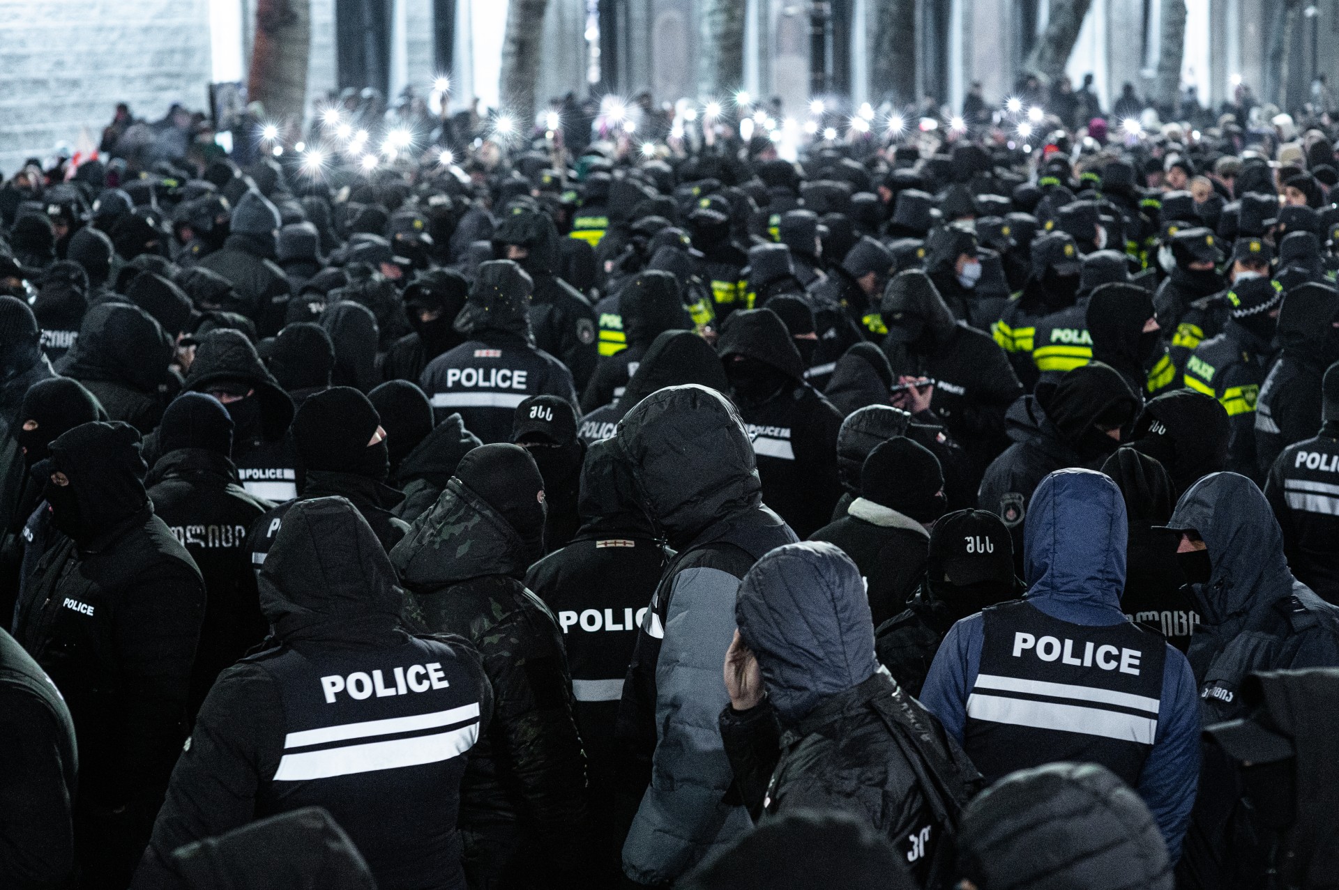 Protestuotojams reikalaujant atsakomybės už pareigūnų brutalumą malšinant taikius susibūrimus, gausios policijos pajėgos mobilizuotos saugoti Kalėdų eglutės įžiebimo šventės gruodžio 14 d. ©Denis Vėjas