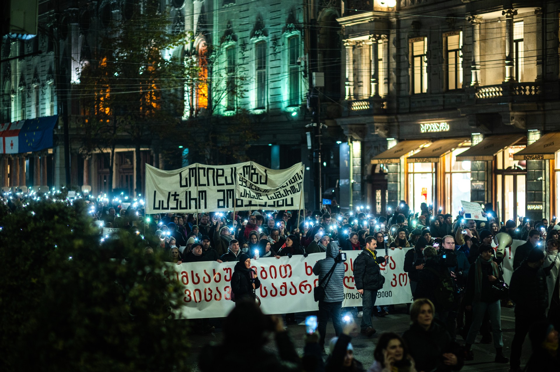Mokslo bendruomenės eisena Rustavelio prospektu link parlamento gruodžio 11 d. Kasdien Tbilisyje demonstracijas surengia maždaug 10 skirtingų bendruomenių. ©Denis Vėjas