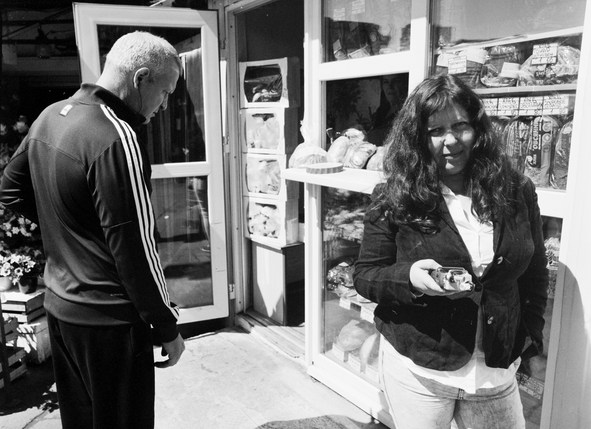 Prie duonos kiosko. Ina Šilina prieš interviu. ©Artūras Morozovas
