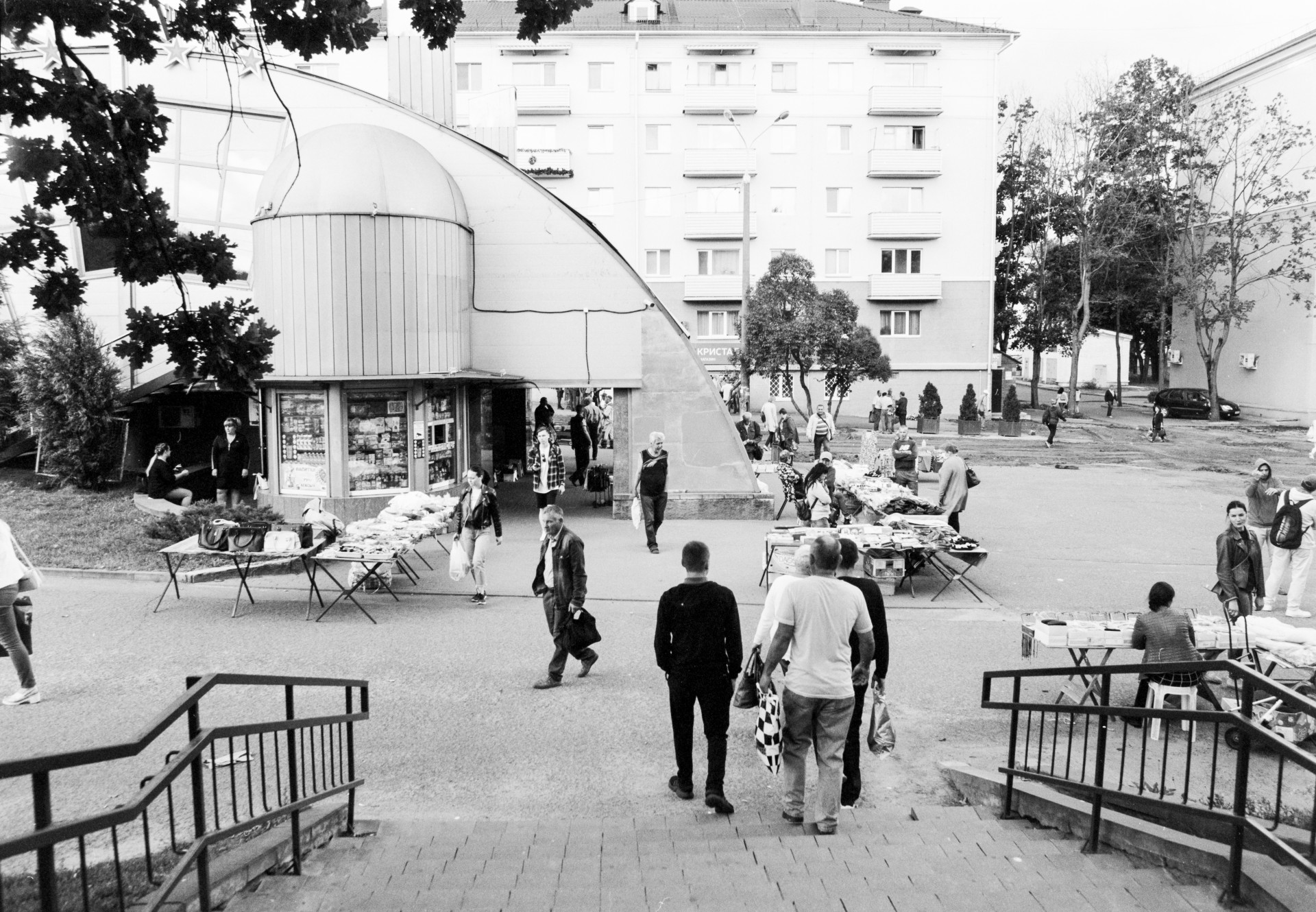 „Bendraujant su baltarusiais susidarė keistas jausmas, kad jie apie mus žino daug daugiau, mes jiems esam daug svarbesni nei jie mums. Baltarusiai važiuoja tiek apsipirkt į IKEA ar „Akropolį“, tiek į įvairius meno festivalius, renginius, mokymus. Vienas literatas mums pasakojo apie Plungės ir Šiaulių vietas. Tačiau mes turbūt labai mažai galėtume papasakoti apie tai, kas vyksta Breste ar Gomelyje.“ – Artūras Morozovas. ©Artūras Morozovas