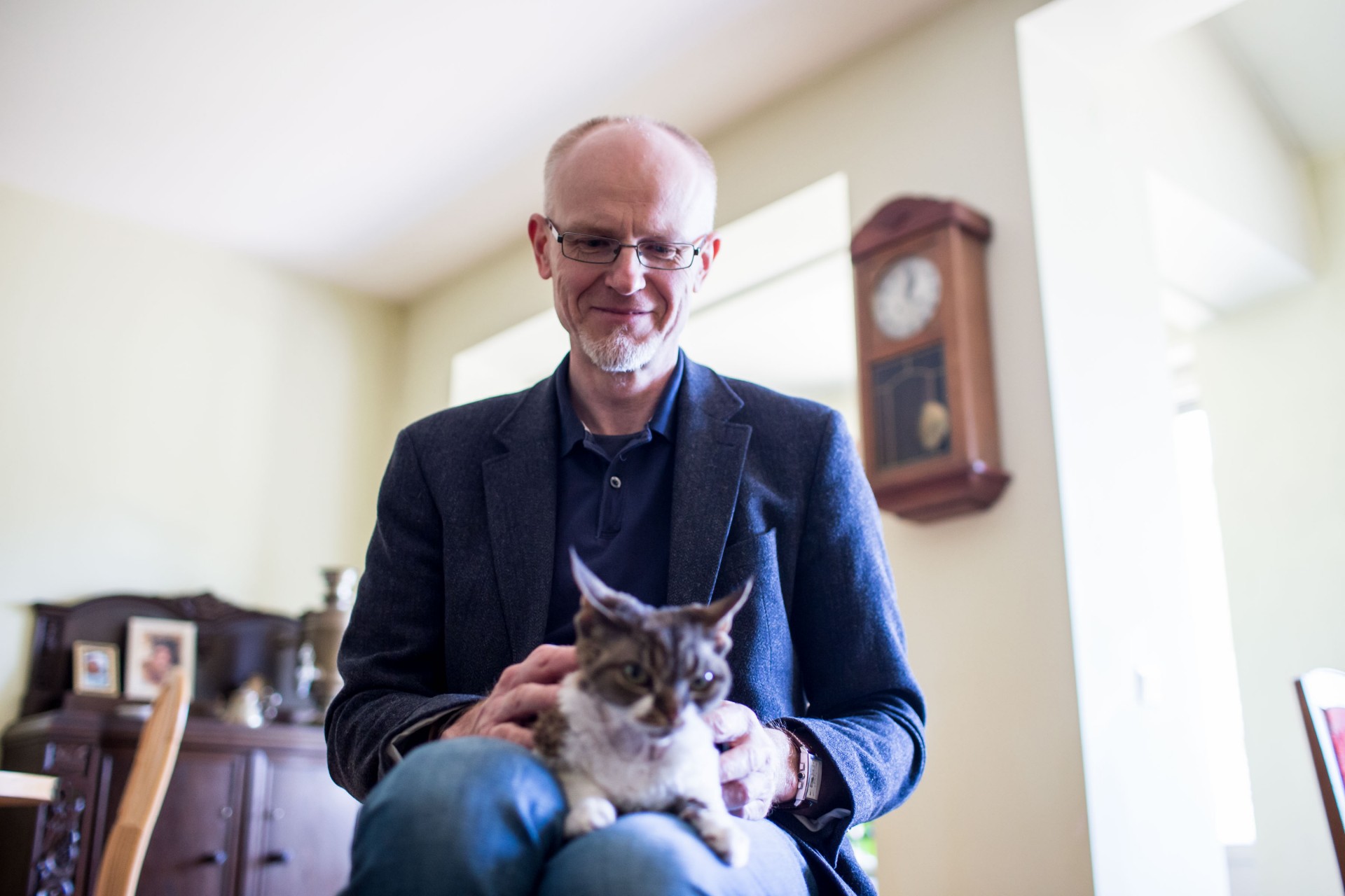 „Ne pinigai yra problema, o tai, kad neįgalieji gyvena atskirti globos namuose. Vienam neįgaliajam globos namuose skiriama nuo 400 iki 600 eurų“, – sako Jonas Ruškus. ©Severina Venckutė