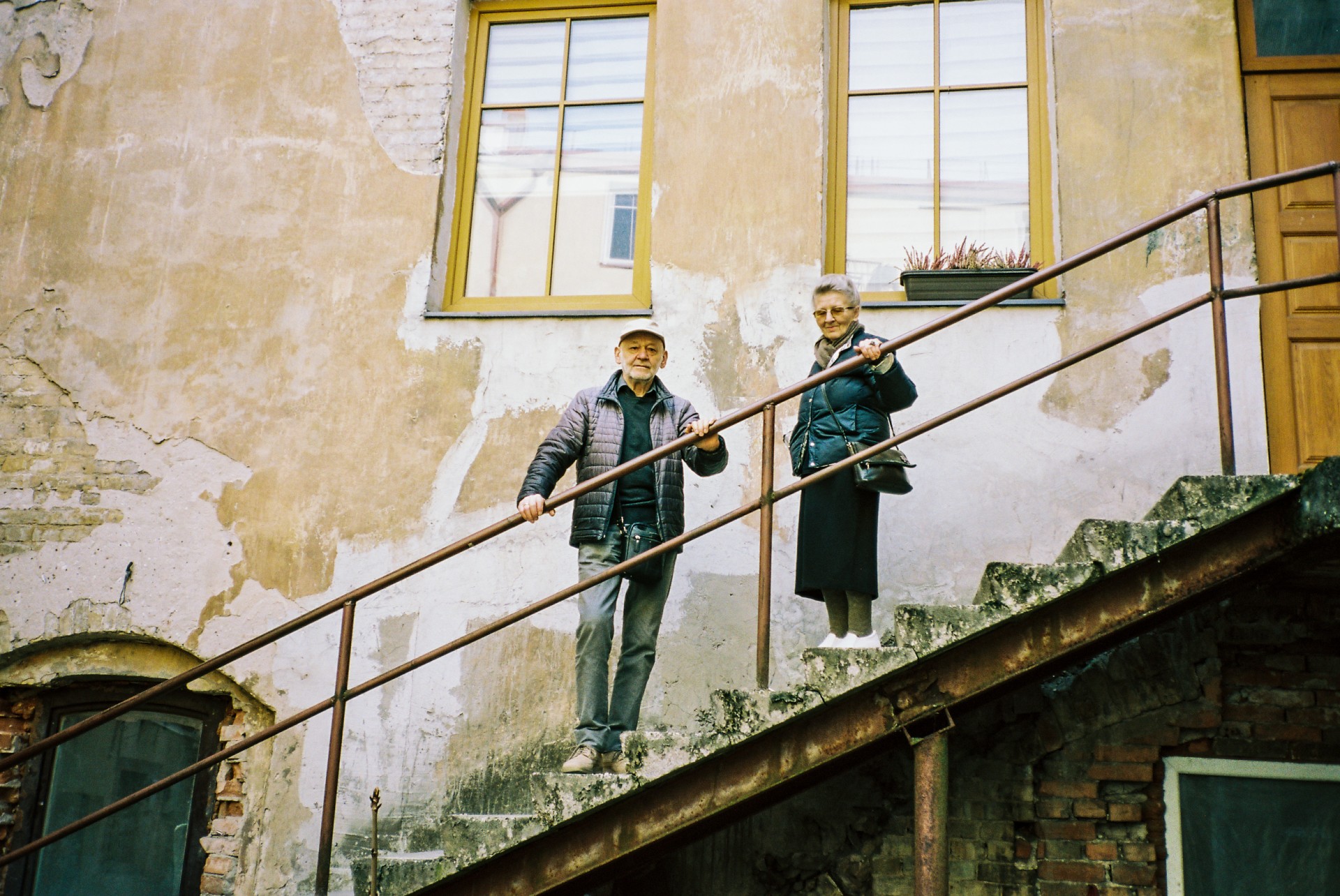 Josifas ir Jelena Parasoniai Vilniaus senamiestyje, 2023-iųjų pavasaris. ©Karolis Vyšniauskas