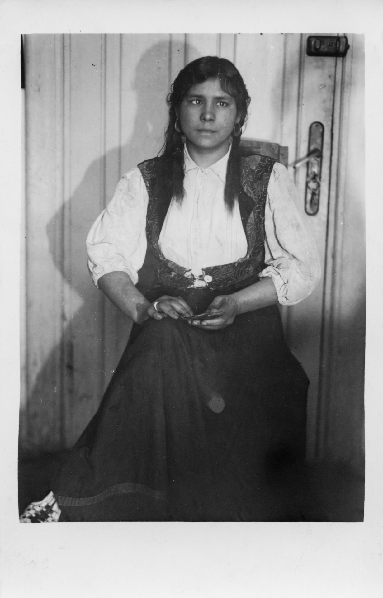 Jauna romė būrėja su kortomis XX a. 3-4 dešimtmetyje. Fotografas Jonas Buračas. Fotografija saugoma Lietuvos centriniame valstybės archyve.