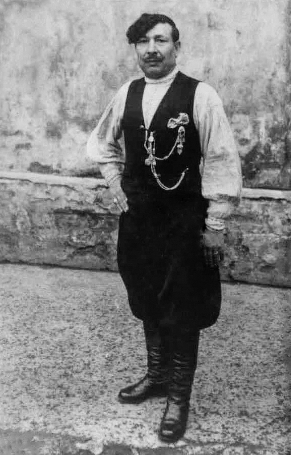 Romas Karolis Aleksandravičius iš Žagarės, apie 1919-1920 m. Romų protestantų bendruomenė Žagarėje gyvena iki dabar. Fotografija iš Almos Kančelskienės archyvo.