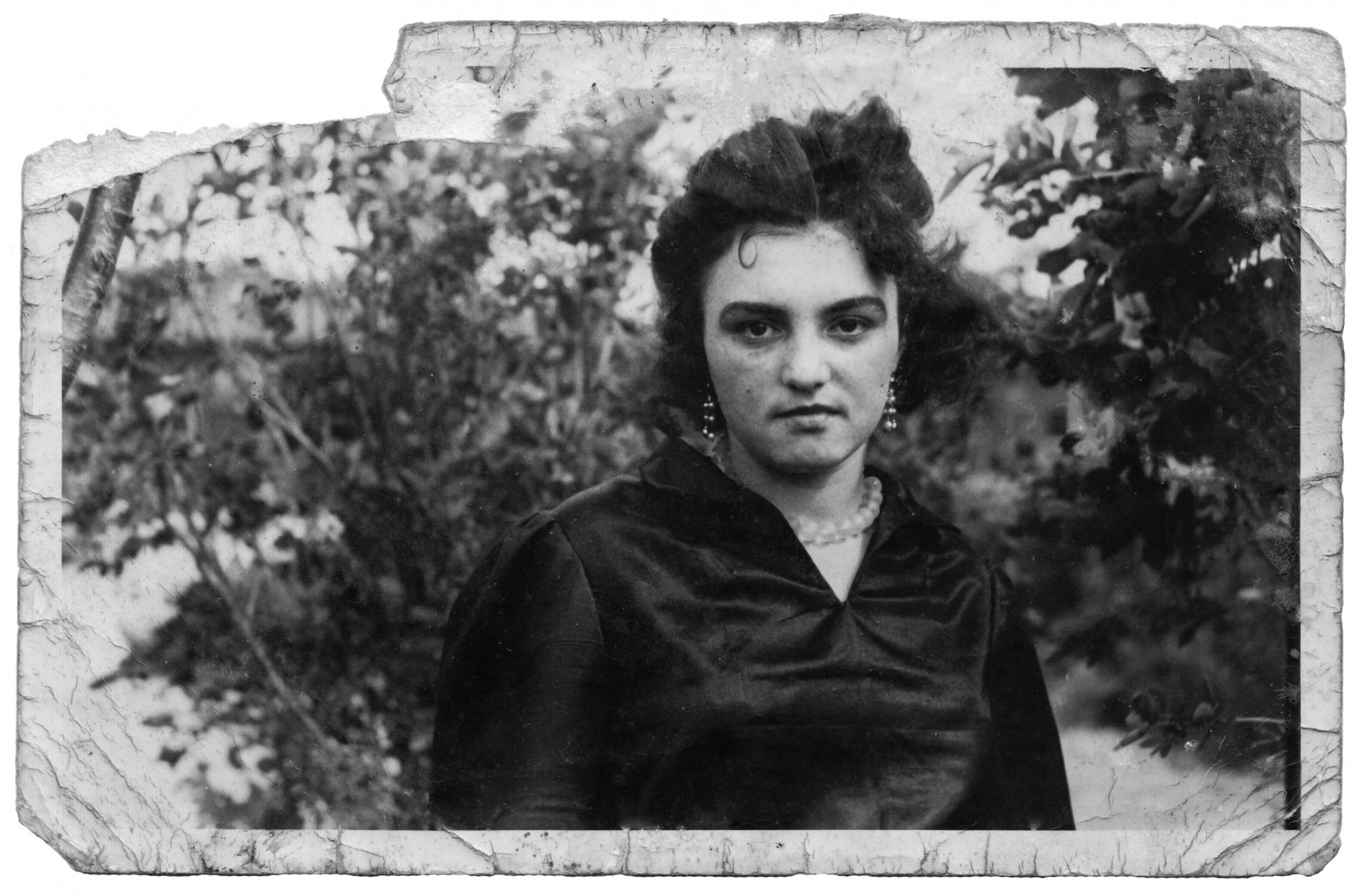 Sonia (Zofija) Beresnevičiūtė Likenvaldo (Vokietija) patikrinimo-filtracijos punkte po Sąjungininkų išlaisvinimo 1945 m. Ji – viena iš genocidą išgyvenusiųjų romių. Sonia yra pagrindinė mūsų pasakojimo herojė. Į Pravieniškių koncentracijos stovyklą su šeima ji pateko 1943 m. Vėliau išvežta į Prancūzijos ir Vokietijos stovyklas. Koncentracijos stovyklose buvo sušaudyta Sonios močiutė Anastazija, senelis Juozas, tėvai Petras ir Kristina, brolis Aleksas. Grįžusi iš įkalinimų, Sonia gyveno Panevėžyje. Fotografija iš Zofijos Beresnevičiūtės šeimos archyvo. Sonia (Zofija) Beresnevičiūtė Likenvaldo (Vokietija) patikrinimo-filtracijos punkte po Sąjungininkų išlaisvinimo 1945 m. Ji – viena iš genocidą išgyvenusiųjų romių. Sonia yra pagrindinė mūsų pasakojimo herojė. Į Pravieniškių koncentracijos stovyklą su šeima ji pateko 1943 m. Vėliau išvežta į Prancūzijos ir Vokietijos stovyklas. Koncentracijos stovyklose buvo sušaudyta Sonios močiutė Anastazija, senelis Juozas, tėvai Petras ir Kristina, brolis Aleksas. Grįžusi iš įkalinimų, Sonia gyveno Panevėžyje. Fotografija iš Zofijos Beresnevičiūtės šeimos archyvo.