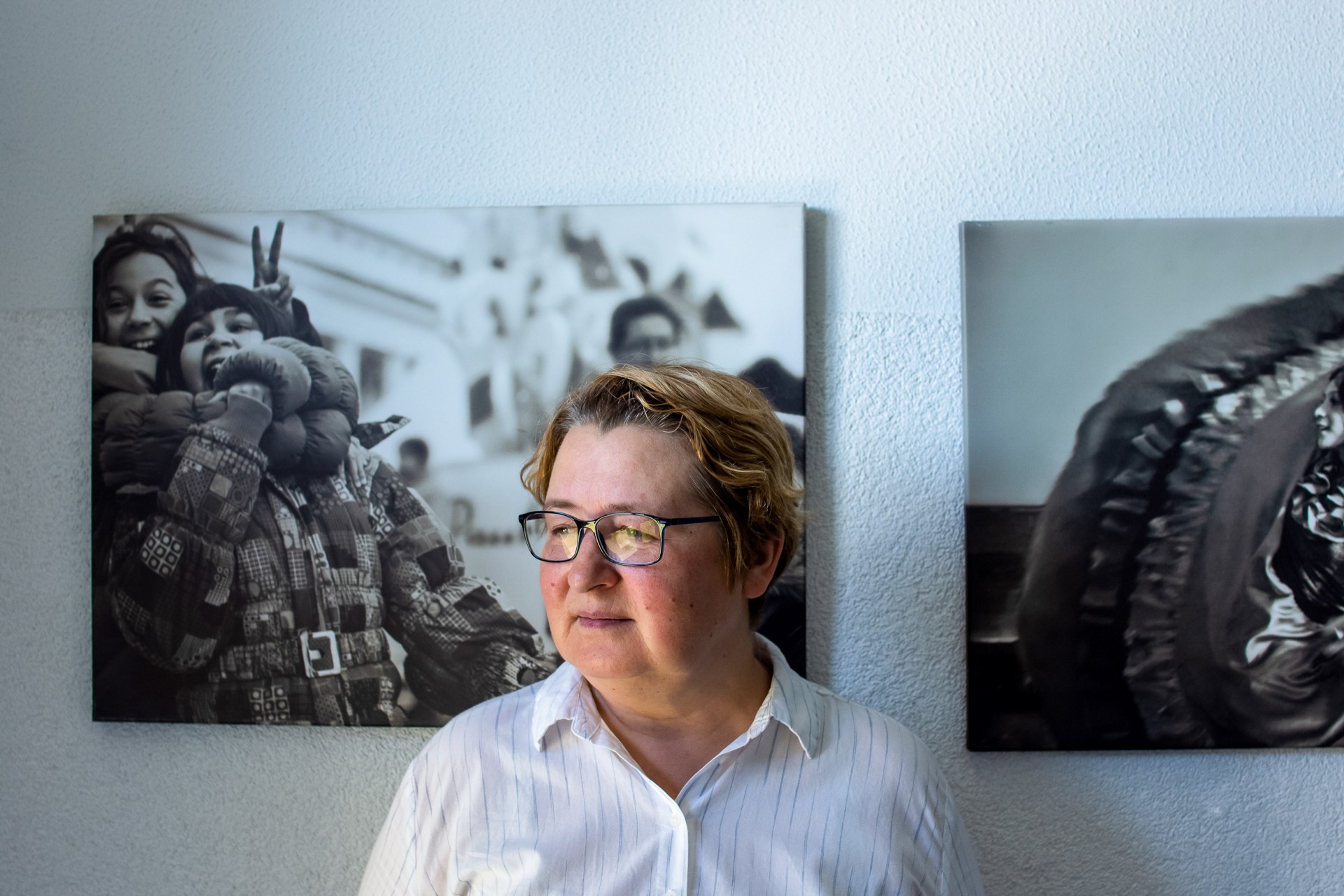 Antropologė Aušra Simoniukštytė rinko Lietuvos romų žodinius liudijimus apie genocidą: „Nesutikau nė vienos šeimos, kurioje kas nors nebūtų nukentėjęs: arba žuvęs, arba išvežtas į koncentracijos stovyklas ir negrįžęs. Bet romai apie tai kalba nenoriai, ypatingu būdu. Jiems jų patirta kančia iki šiol atrodo beprasmė ir dėl to sunkiai pakeliama. Jai prasmę turi suteikti Lietuvos visuomenė.“ ©Rūta Meilutytė