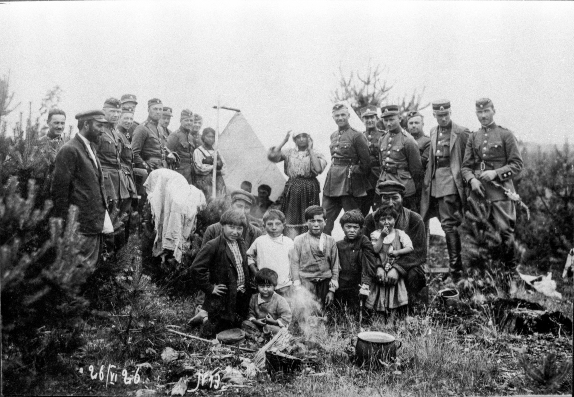 Savo išvaizda išsiskyrę iš minios romai traukė tarpukario fotografų žvilgsnius. 1926 m. birželio 26 d. su sutiktais romais nusifotografavo ir Lietuvos kariuomenės kariškiai, Aukštųjų karo technikos kursų kursantai. Fotografija saugoma Lietuvos centriniame valstybės archyve.