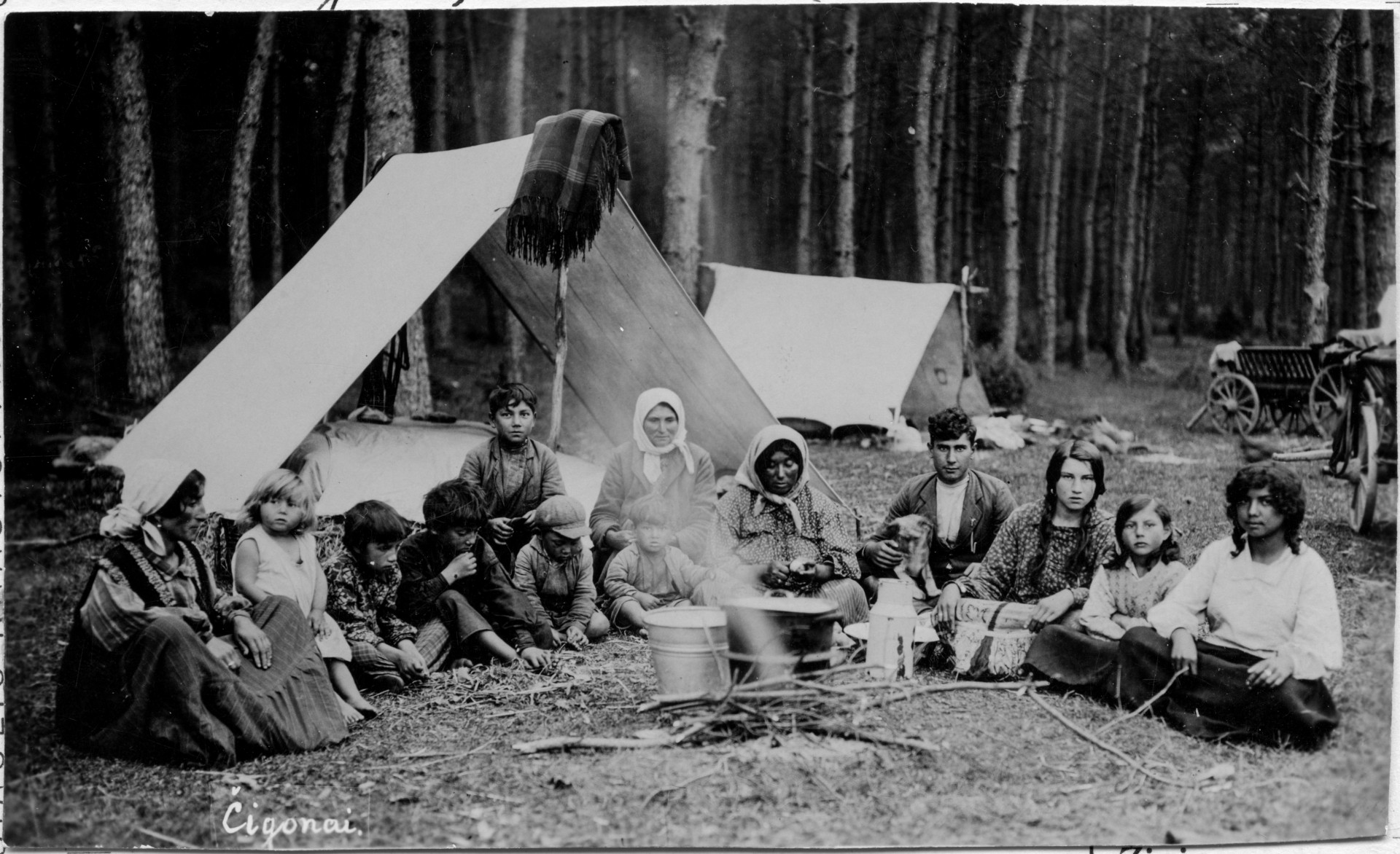 Čia publikuotas ir kitas istorines tarpukario romų kasdienybės fotografijas galite pamatyti kilnojamoje parodoje „Lietuvos romų persekiojimas nacistinės okupacijos metais (1941–1944).“ Parodą parengė Okupacijų ir laisvės kovų muziejaus darbuotojai Ramunė Driaučiūnaitė ir Arūnas Bubnys. Paroda skirta nacių okupacijos laikotarpiu nukentėjusių Lietuvos romų bendruomenės narių atminimui.