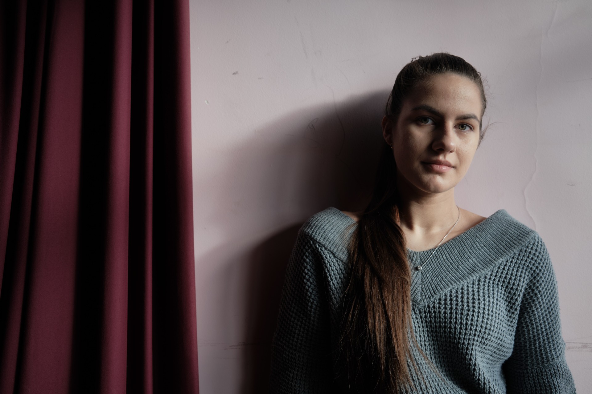 Urtė Šakalytė atlieka Matildos Olkinaitės vaidmenį spektaklyje „Nepasakytą žodį aš nešu“. Ji sako kaskart laukdavusi naujos repeticijos dar nespėjus užsiverti ankstesnės durims, nes mato didelę tokio darbo prasmę.
