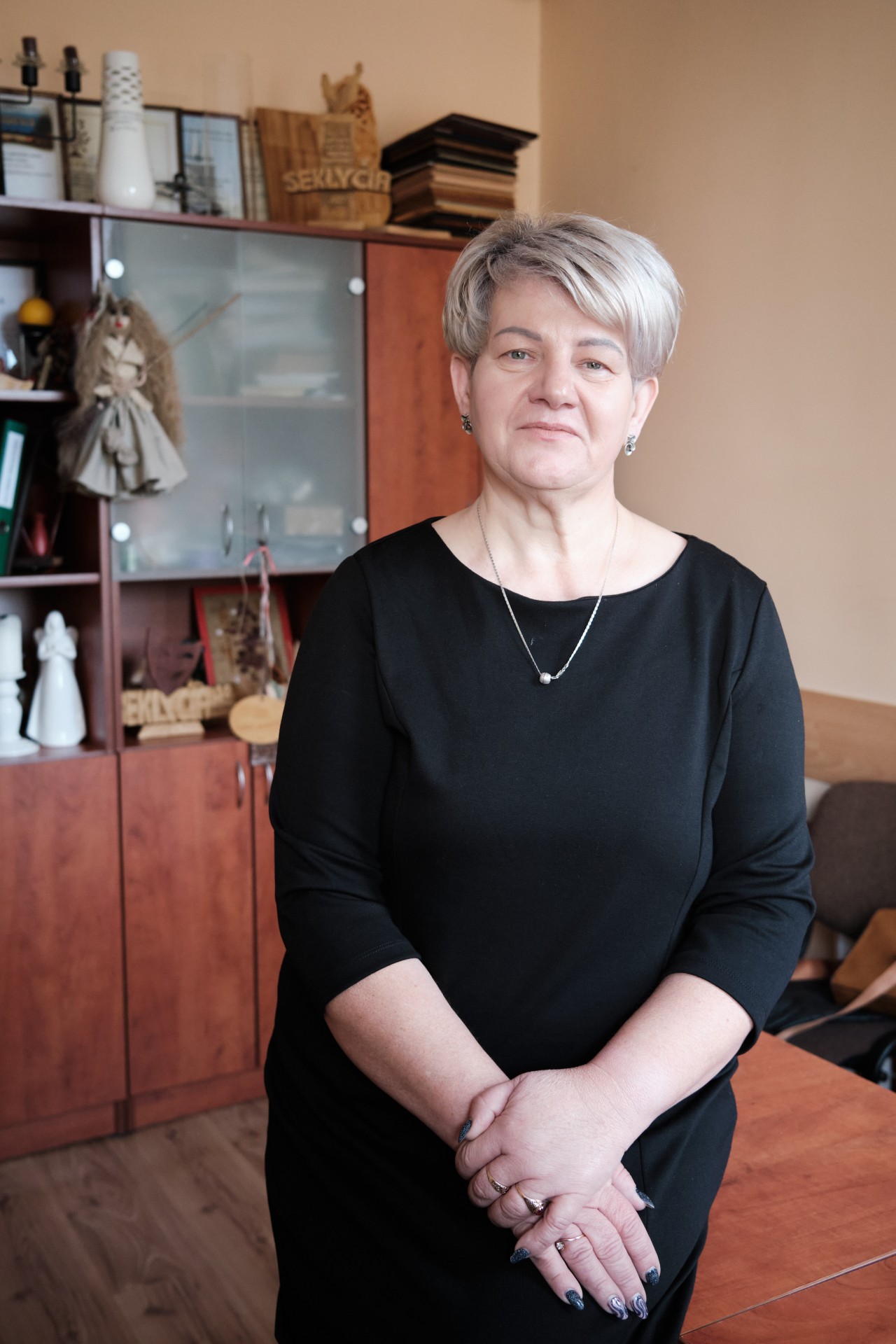 Audronė Šakalienė prisimena, kad jos tėtį žmonės vadindavo Olkinu. Mat jis kaip vaistininkas po kaimus važinėjo kartu su vietos veterinaru ir žmonėms priminė tuo metu jau žuvusį Naumaną Olkiną. Audronė sako, kad ilgai nesuprato, ką reiškia ši keistai jai atrodžiusi pravardė. Dabar ji ir jos dukra vaidina spektaklyje, pasakojančiame Matildos Olkinaitės istoriją.