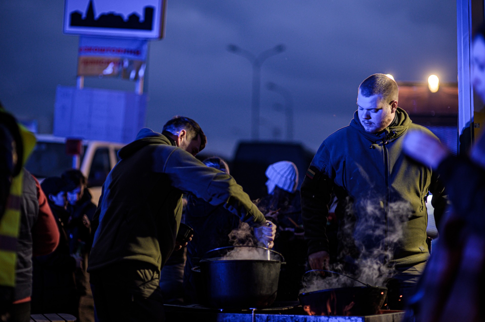 Savanoriai Martynas ir Rokas iš „Gorilla Burgers“, kurie nemokamai pasienyje gamina maistą nuo karo bėgantiems žmonėms.