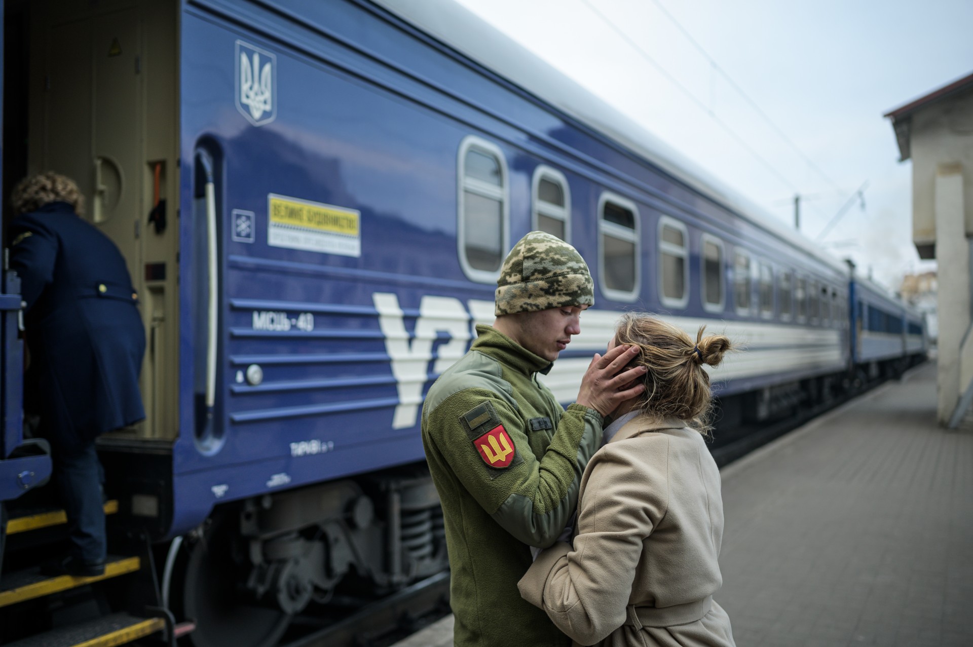 Vaikinas, vykstantis į frontą, atsisveikina su savo mergina.