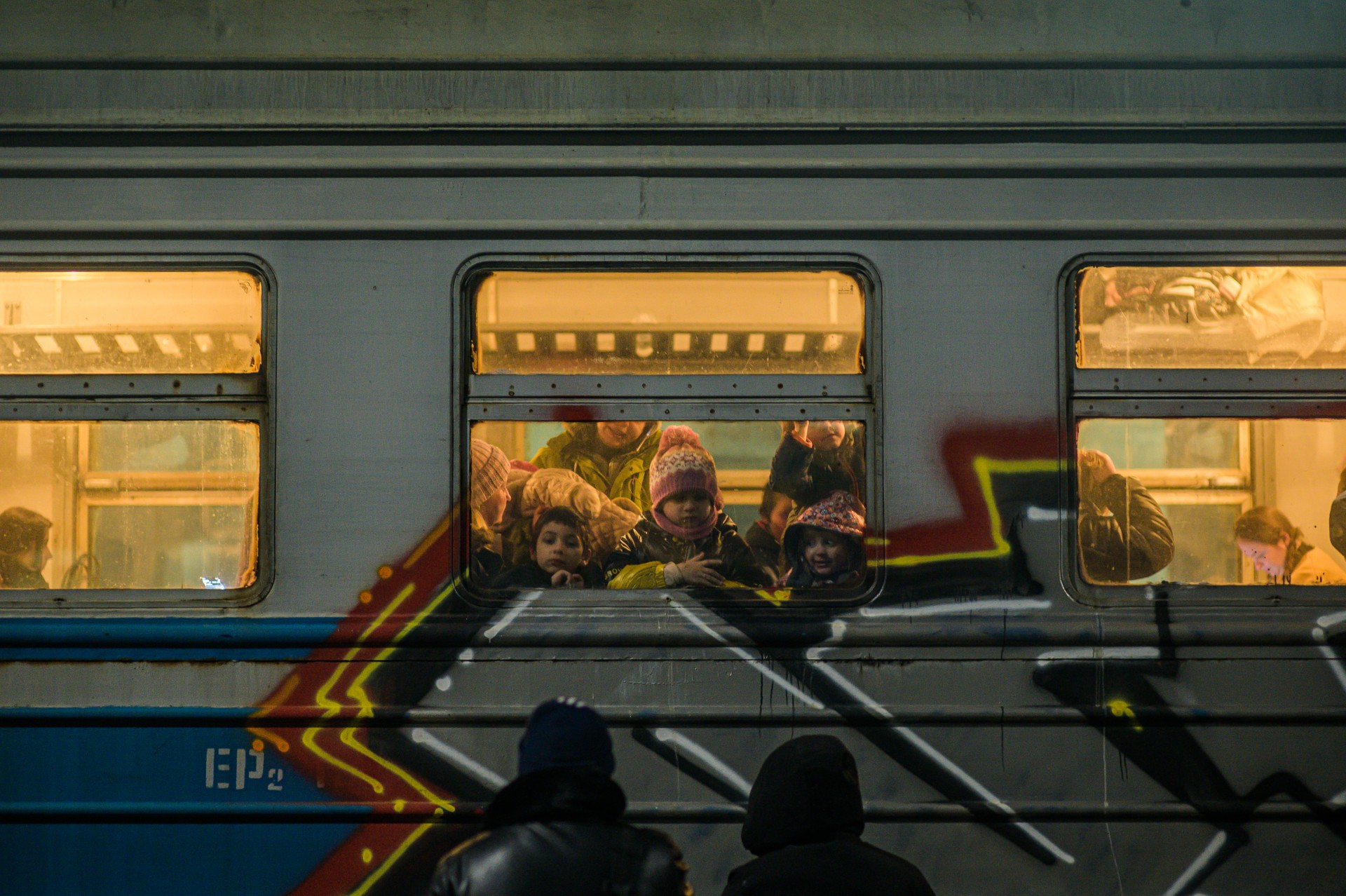 Vyrai, liekantys ginti Ukrainos, išlydi savo šeimas į Lenkiją.