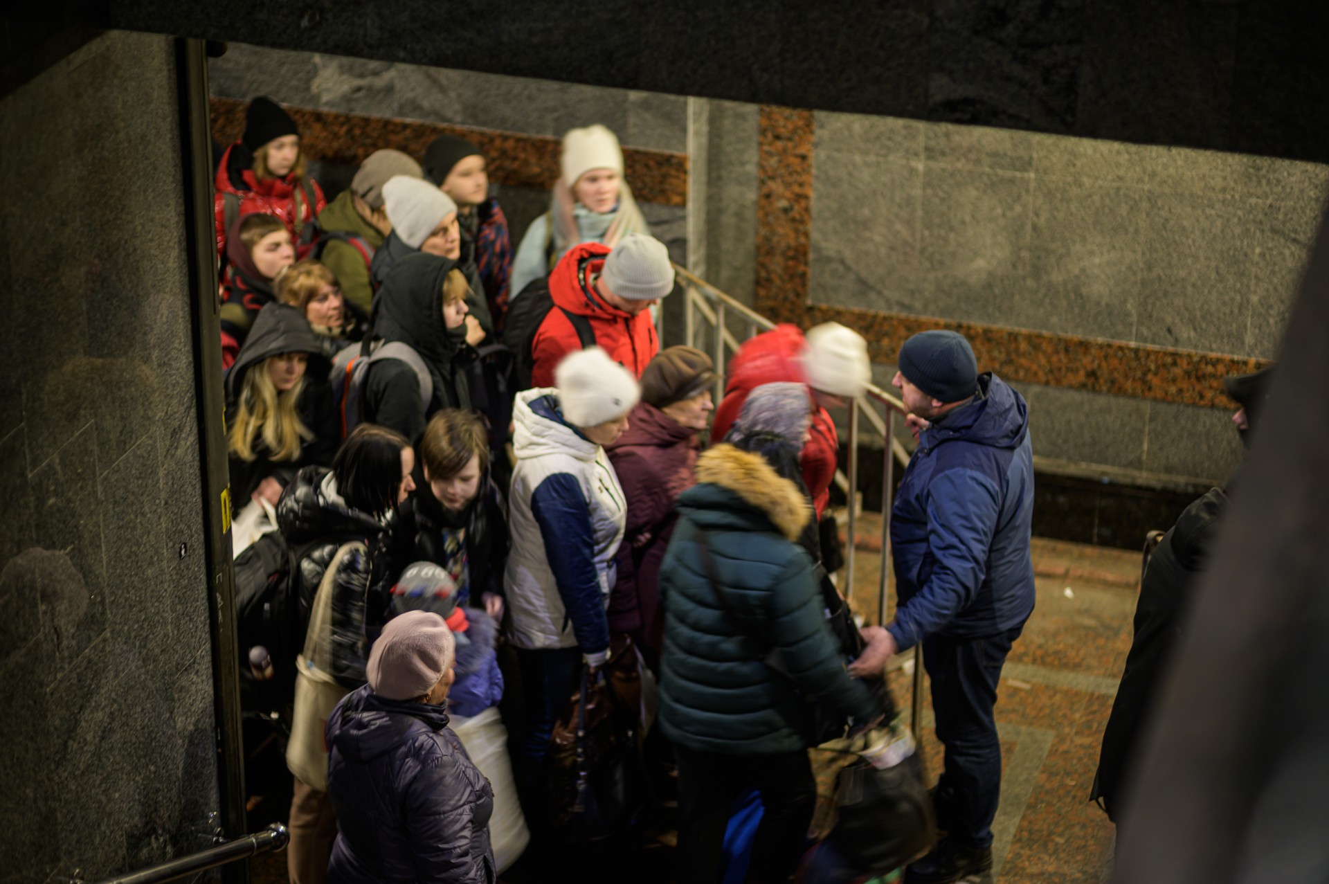 Lvivo traukinių stotyje žmonės laukia traukinio, važiuojančio į Lenkiją.