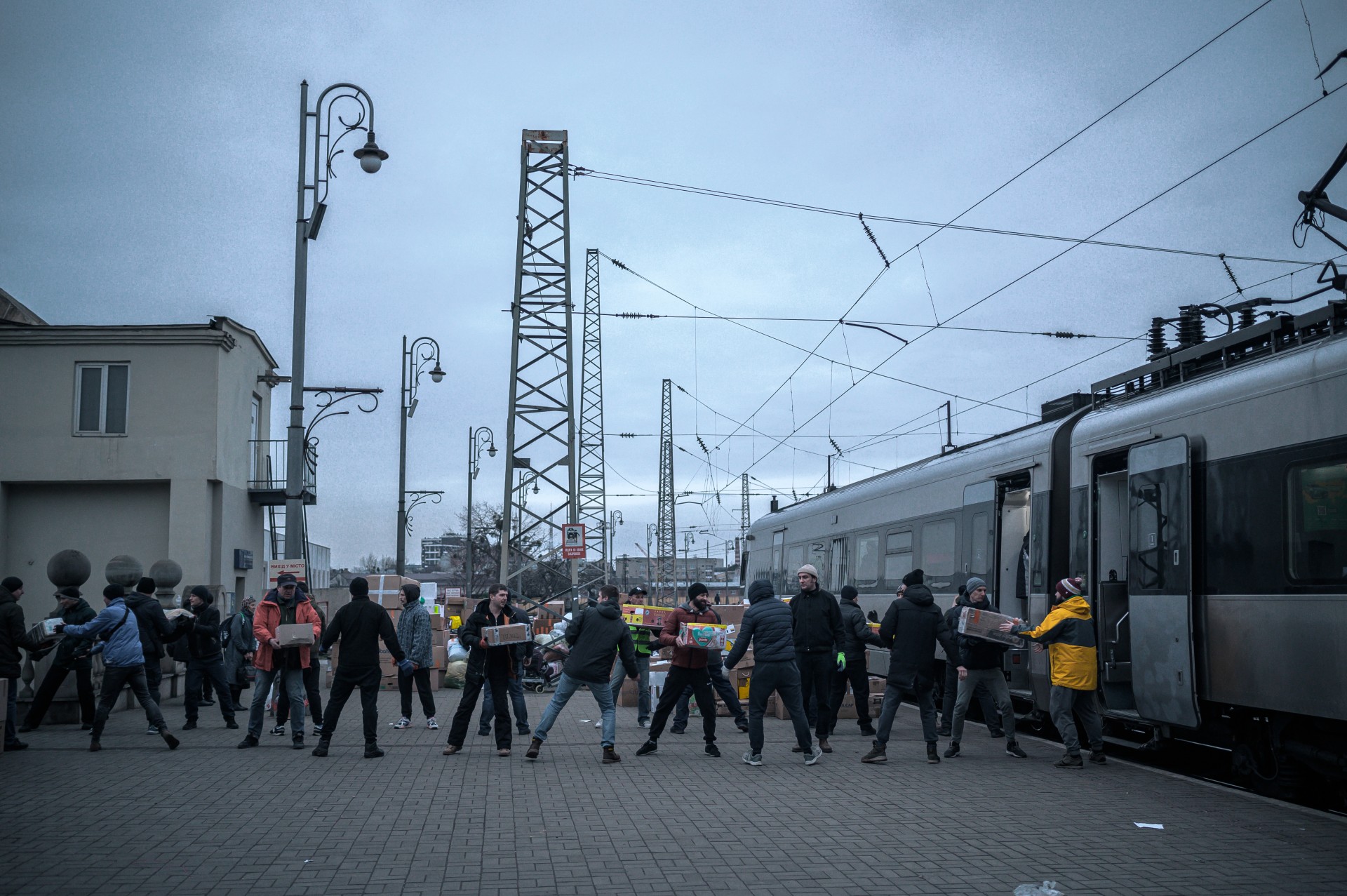 Į traukinį kraunama humanitarinė siunta.