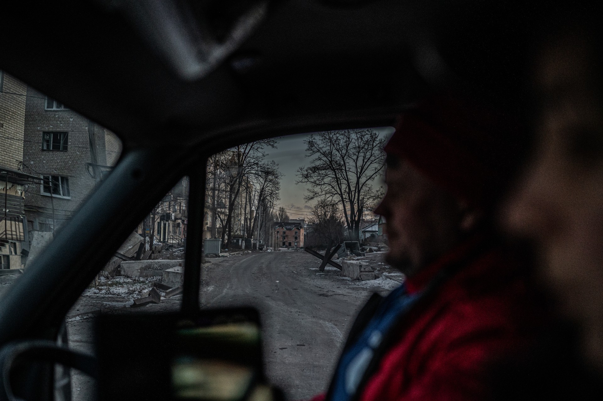 Prieštankiniai ežiai Bachmuto gatvėje. ©Denis Vėjas