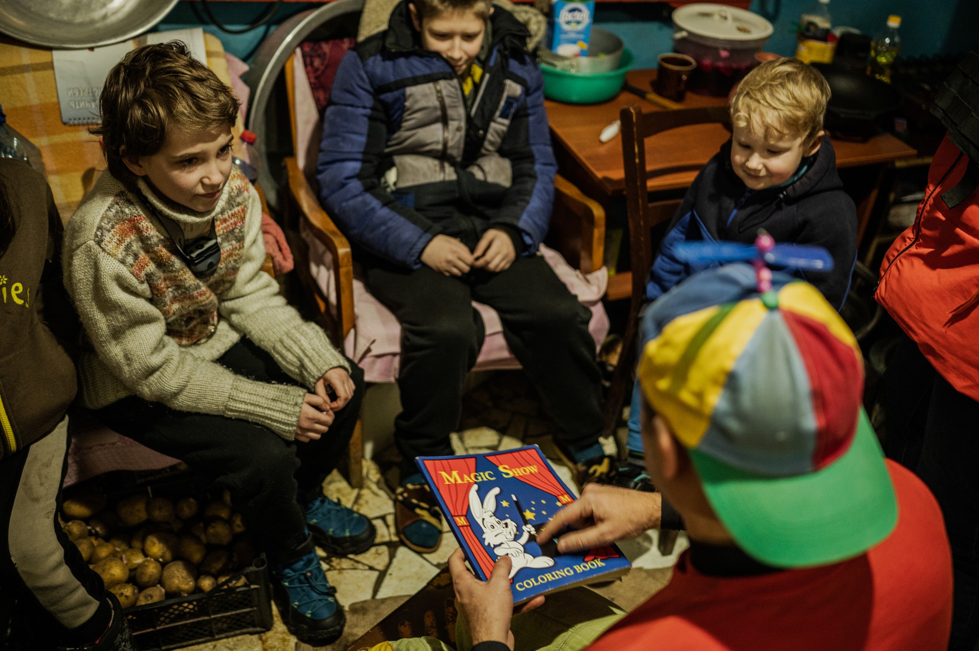 Vaikai per Marco pasirodymą namo rūsyje Bachmute. ©Denis Vėjas