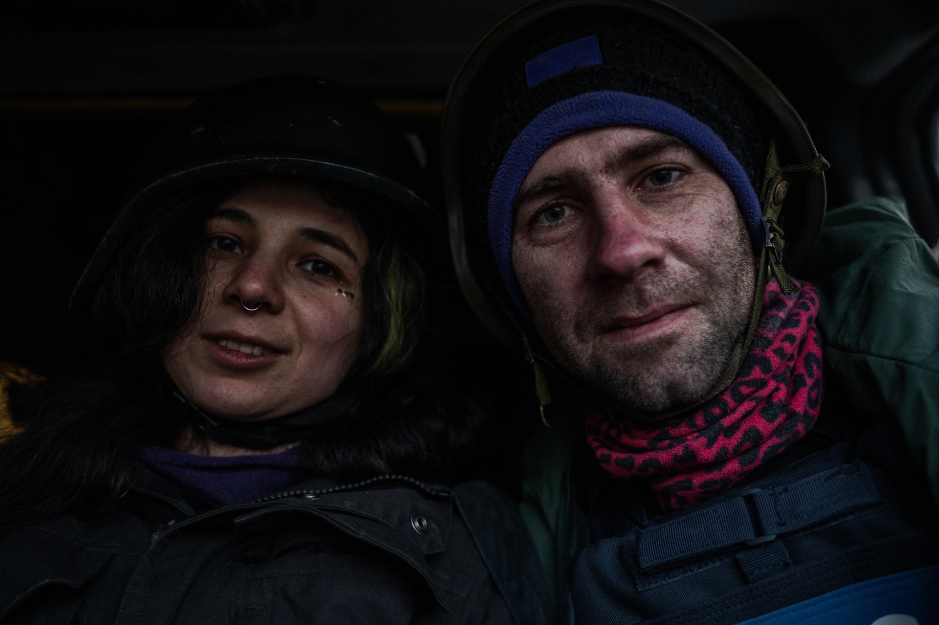 Ką tik išvažiavus iš Bachmuto. Dešinėje – fotoistorijos autorius Denis Vėjas, kairėje – bendraautorė Malika Achilova. ©Denis Vėjas
