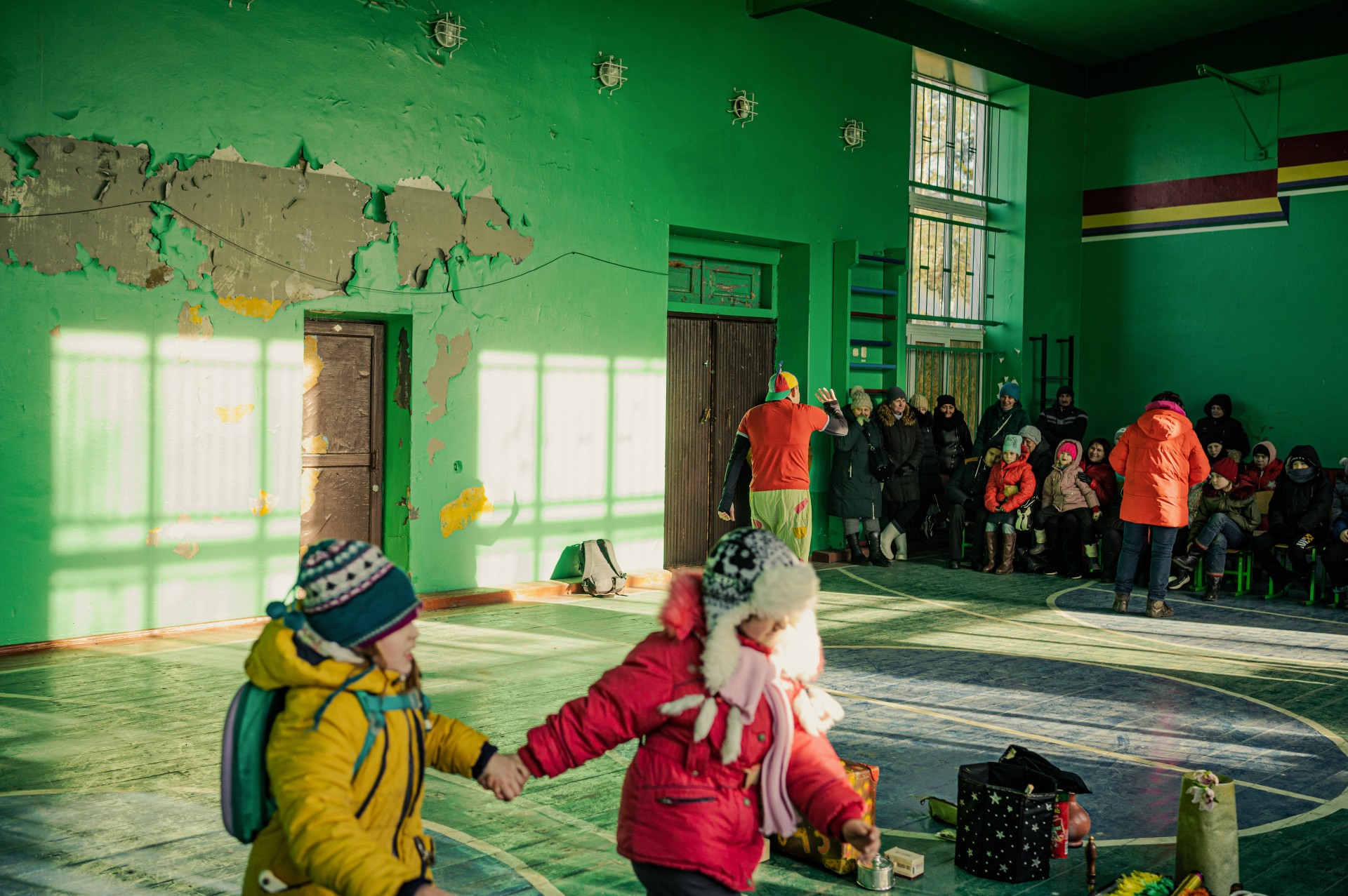 Pasirodymas mokyklos sporto salėje Iziumo priemiestyje. ©Denis Vėjas
