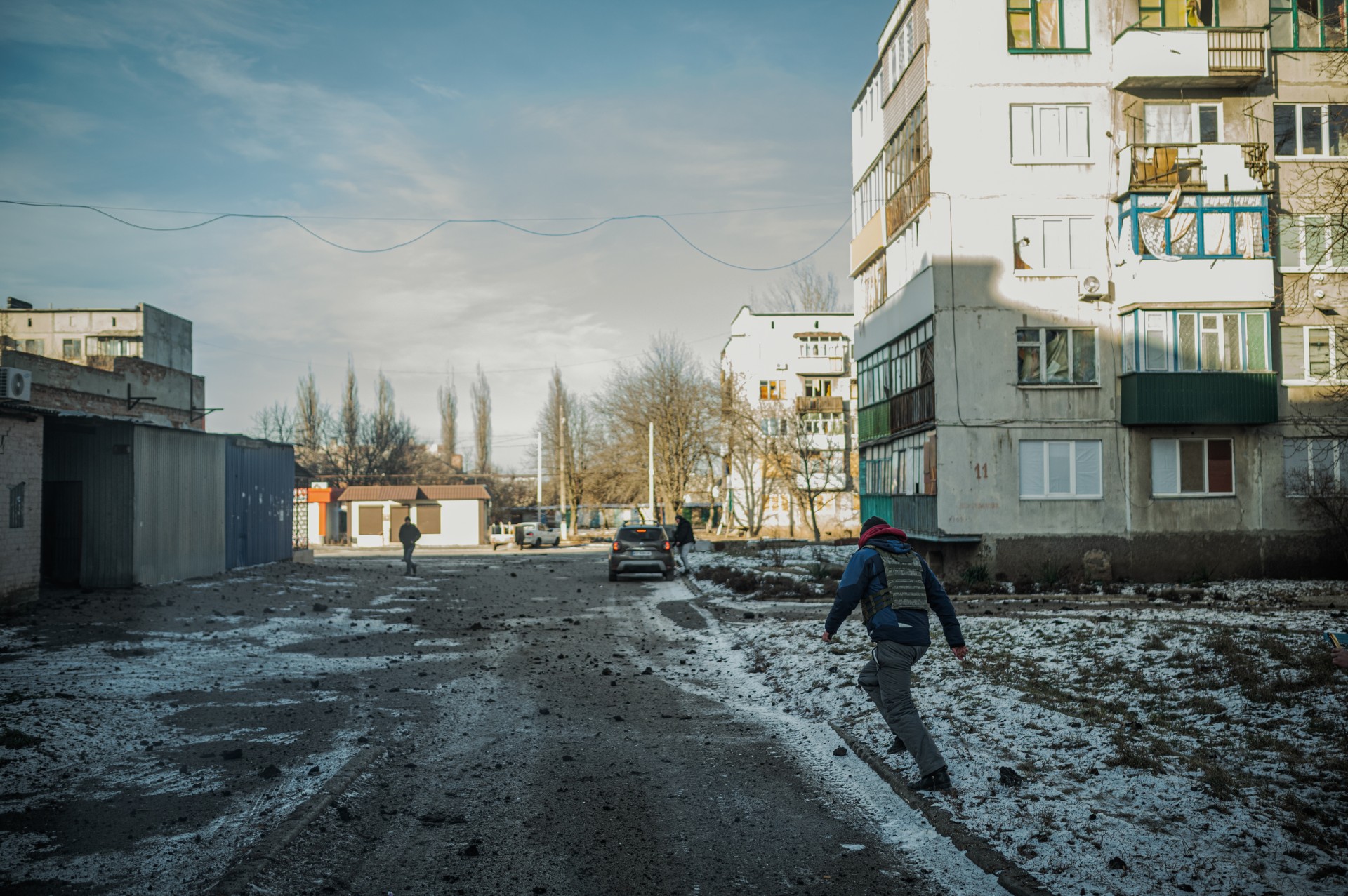 Iš už kampo pasirodo dar pora žurnalistų. Staiga pasipila haubicos šūviai. Visi pradeda bėgti iš apšaudomos zonos. ©Denis Vėjas
