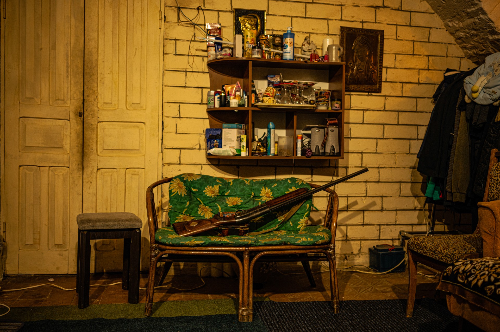 Namo rūsyje ant sofos paguldytas medžioklinis šautuvas. ©Denis Vėjas