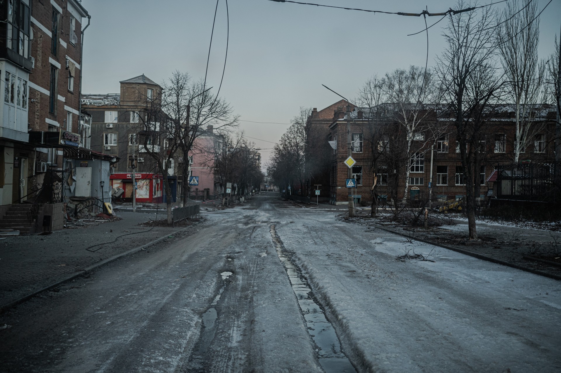 Pagrindinės kovos vyksta priemiesčiuose. Mieste sprogimų nesigirdi, bet ne todėl, kad jų nėra, o todėl, kad tarp jų nėra pauzių. ©Denis Vėjas
