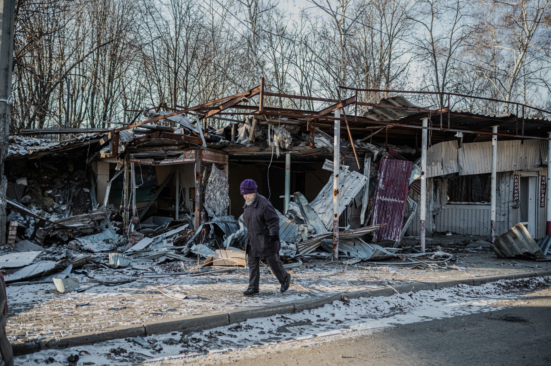 Bachmuto gatvės. Tarp sugriautų namų praeina vienas kitas praeivis. ©Denis Vėjas