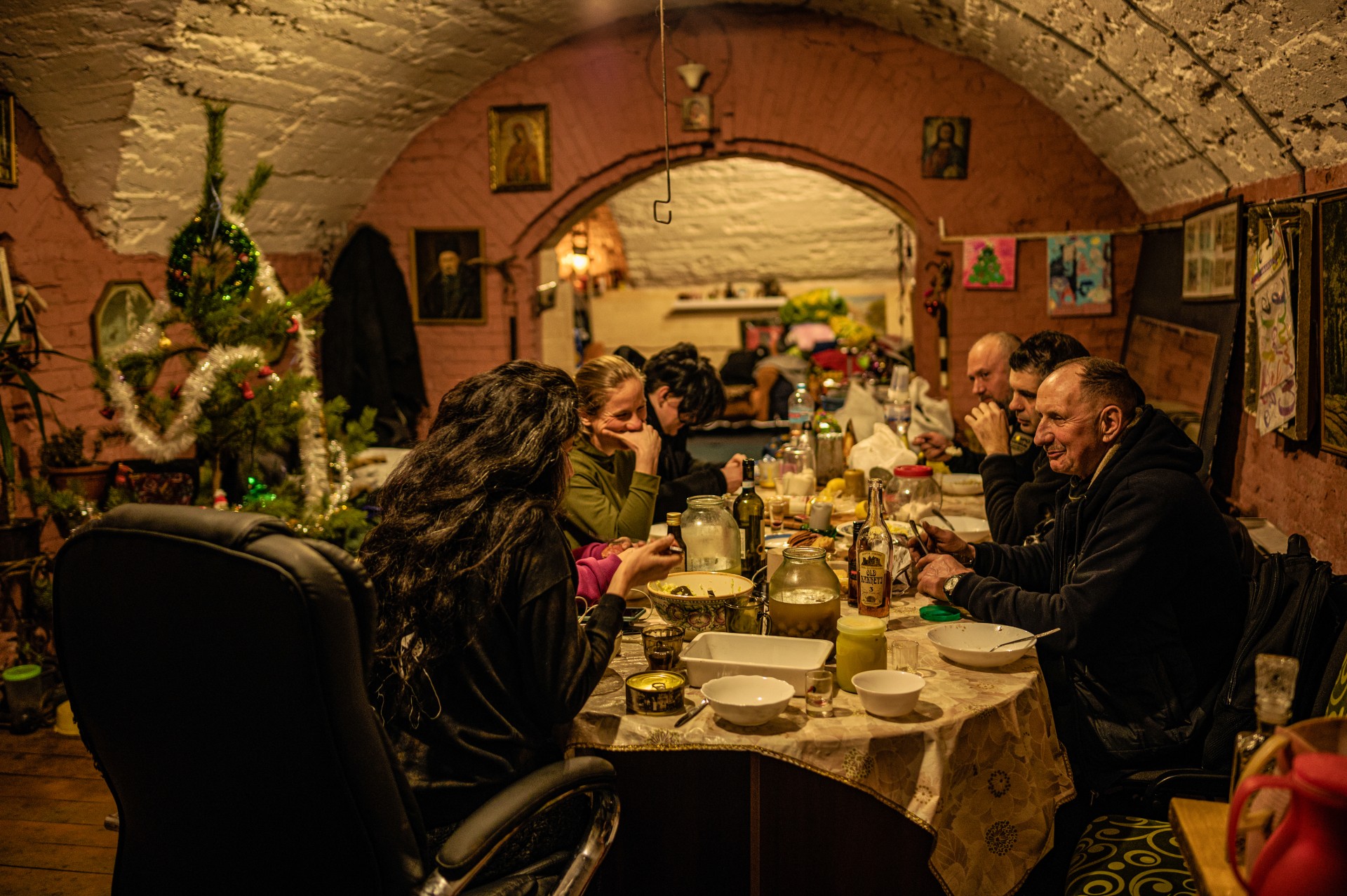 Po pasirodymo savanoriai, Andrijus ir Marco vėl susėdo prie stalo. ©Denis Vėjas