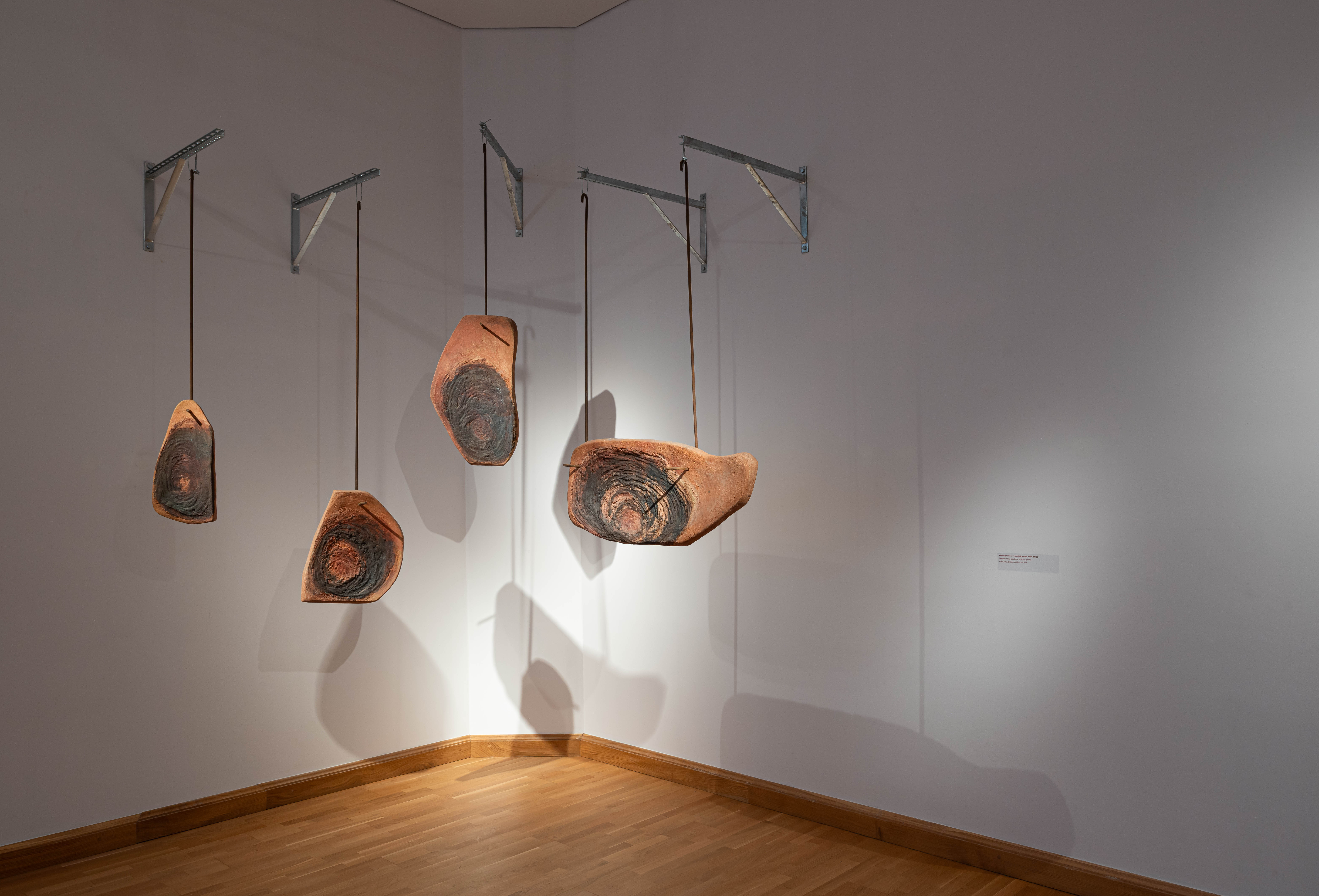 Nijolė Šivickas „Kabantys kūnai“ (1995–2006). ©Gintarė Grigėnaitė / Lietuvos nacionalinis dailės muziejus