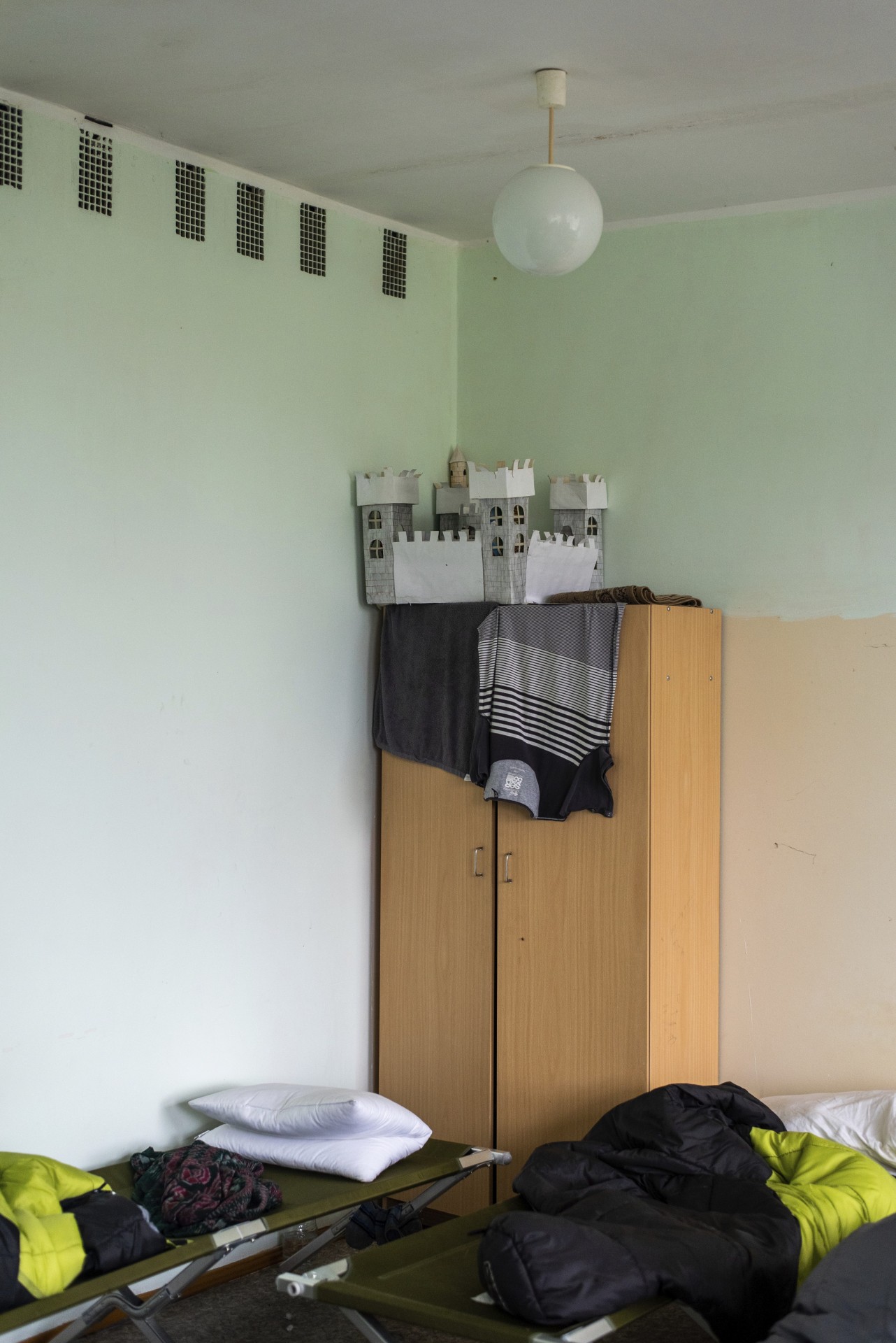 Vydenių mokyklos klasėje įrengtas kambarys čia apgyvendintiems pabėgėliams. Šioje klasėje gyvena ir jau fotografijoje matytas Joel iš Kamerūno.