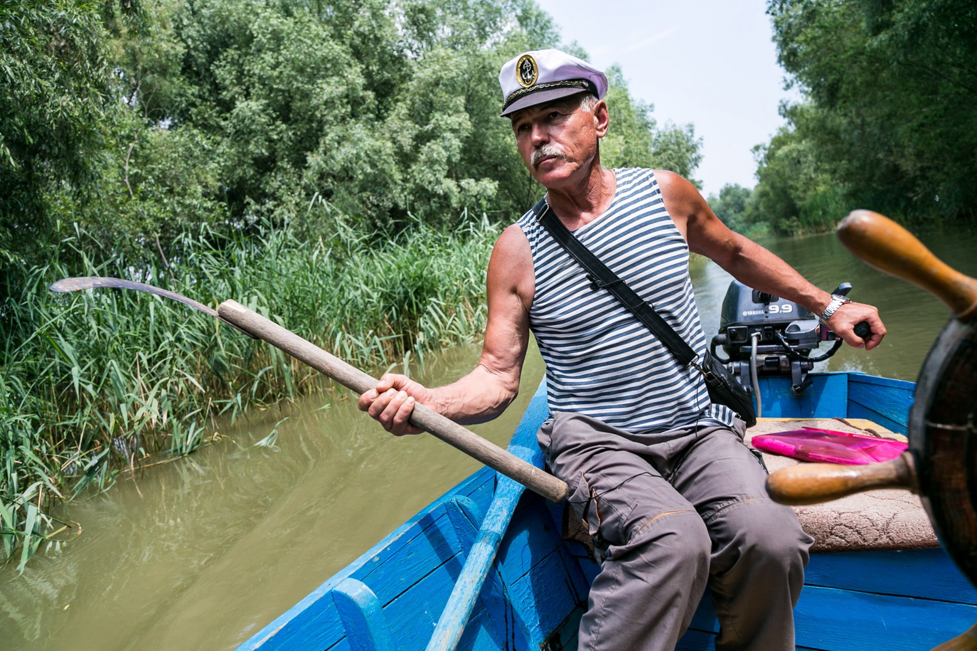 Nikolajus rankose - vandens žolių pjovimo įrankis. ©Artūras Morozovas