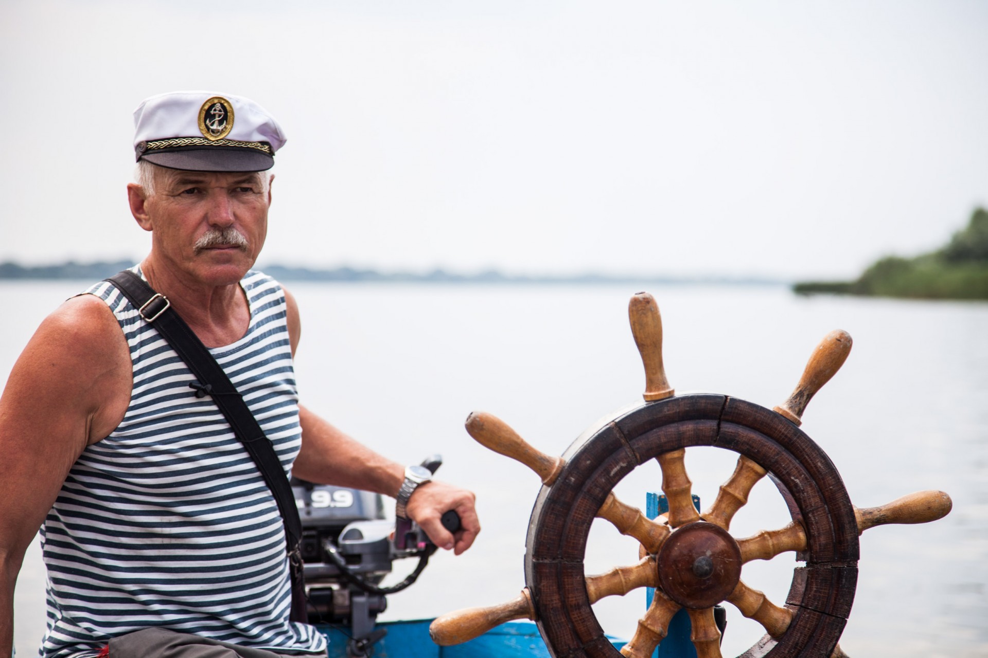 Nikolajus vairuoja savo motorinę valtį Dunojaus upėje. ©Artūras Morozovas