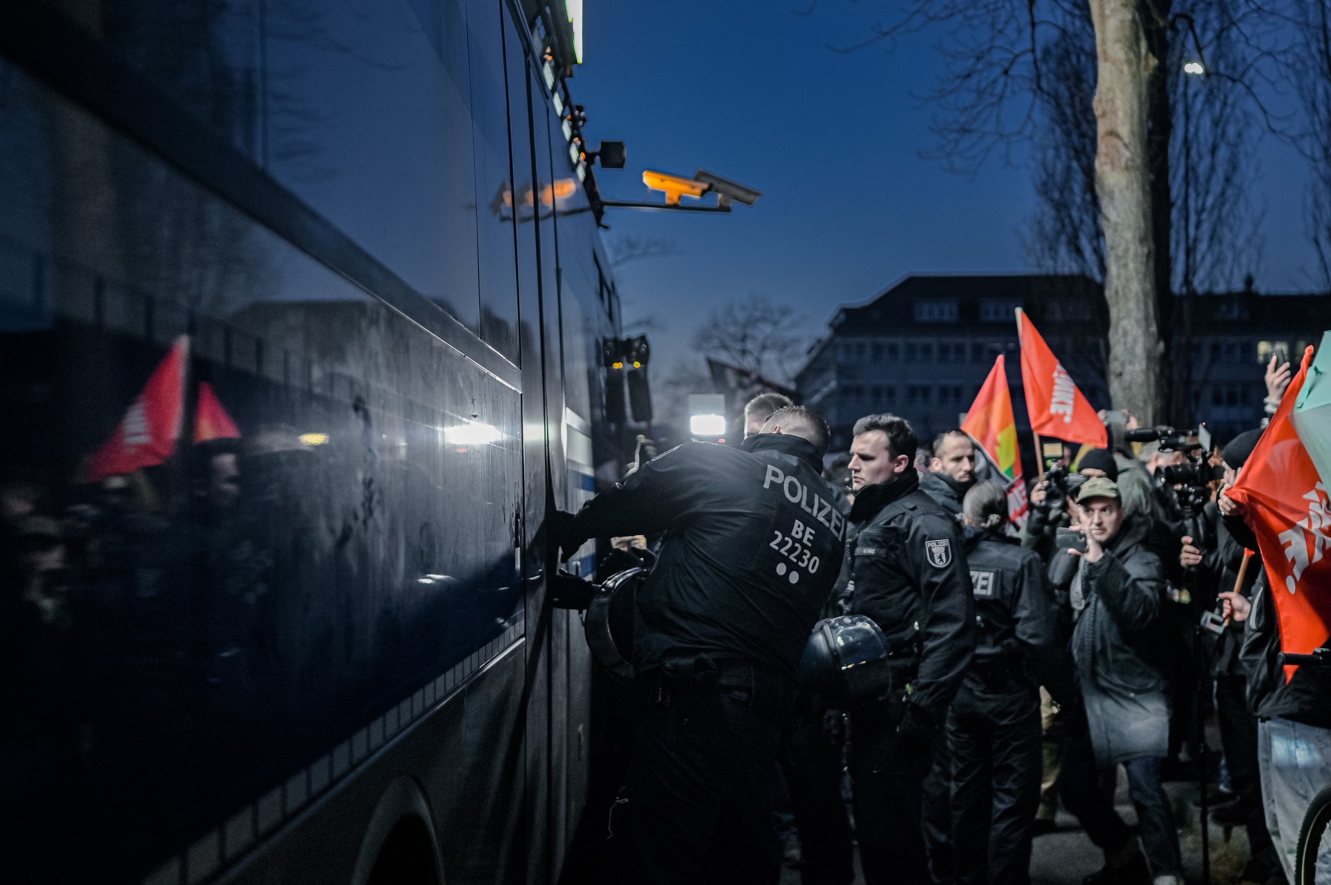 Likus porai minučių iki 18 val. autobuso vairuotojas užsibarikadavo viduje ir visu garsu paleido oro pavojaus sirenas. ©Denis Vėjas