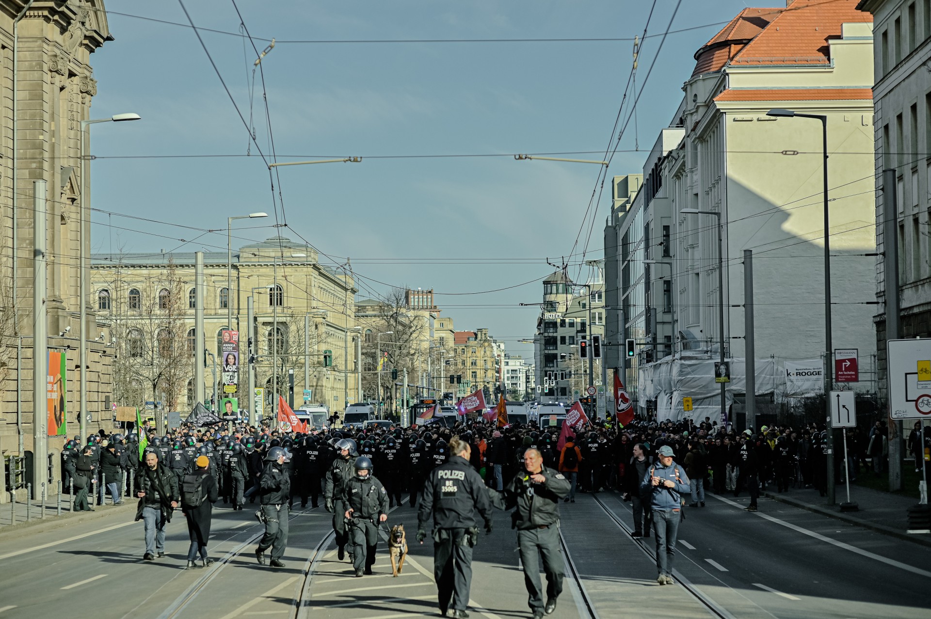Blokuoti ultradešiniųjų eitynių susirinko apie 1200 žmonių. ©Denis Vėjas