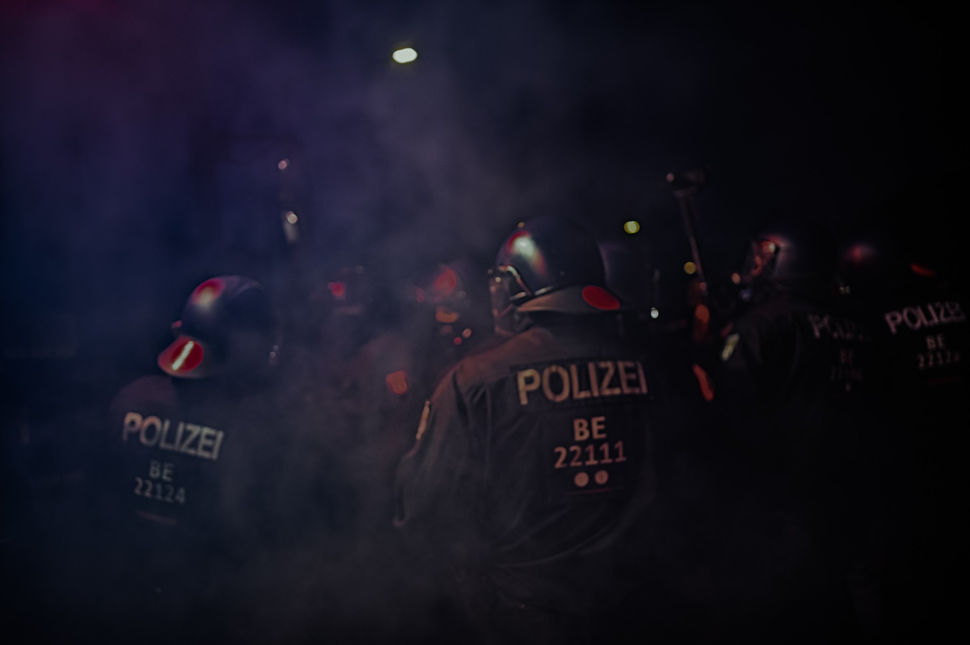 Pavojaus sirenos nenutilo gerą pusvalandį. Visa gatvė skendėjo dūmuose. Policija buvo bejėgė. ©Denis Vėjas