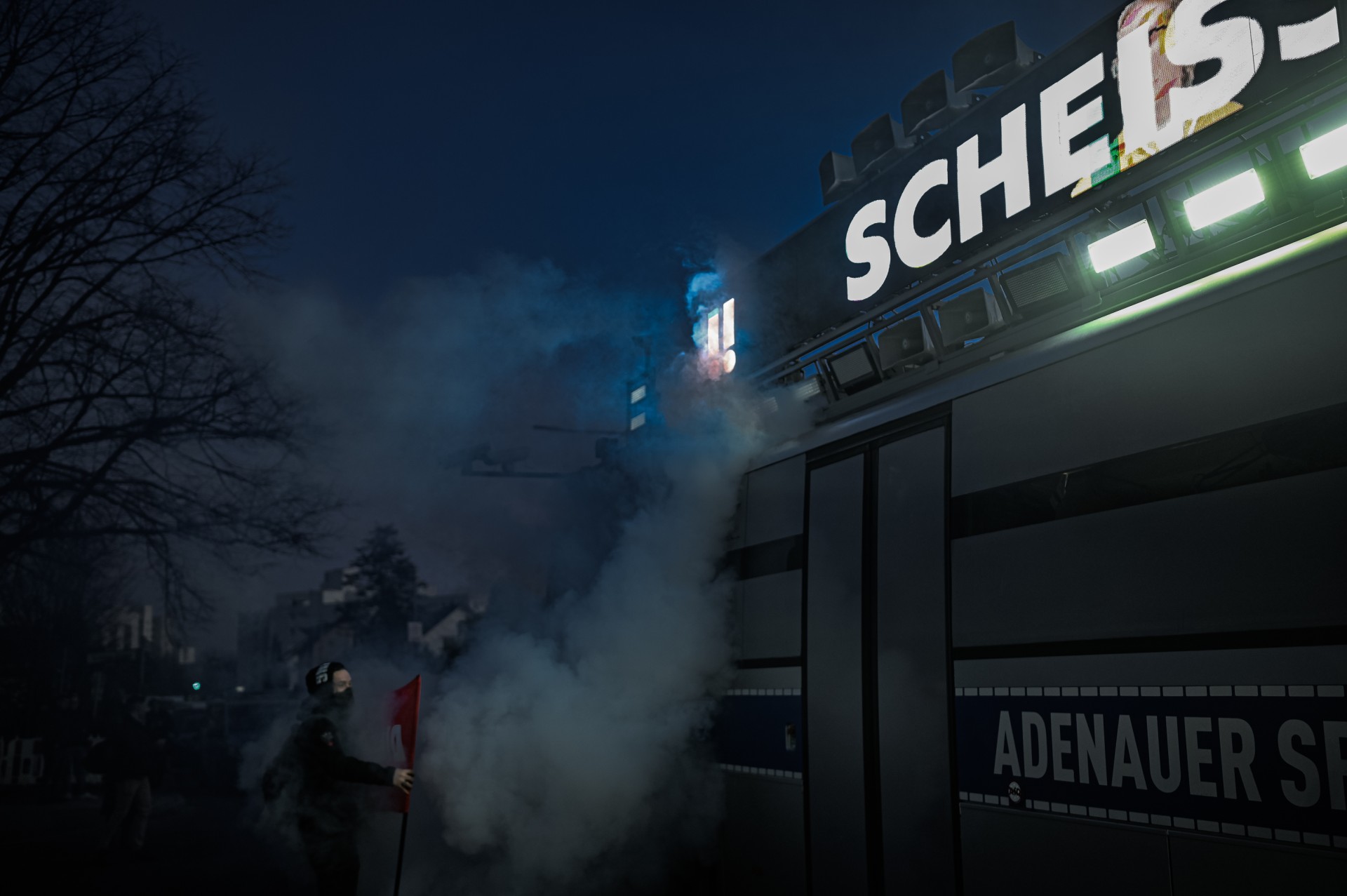 Demonstracija priešais AfD būstinę Berlyne rinkimų dienos vakarą. Šviečiantis užrašas „Scheisse“ – „šūdas“. 2025 m. vasario 23 d. ©Denis Vėjas