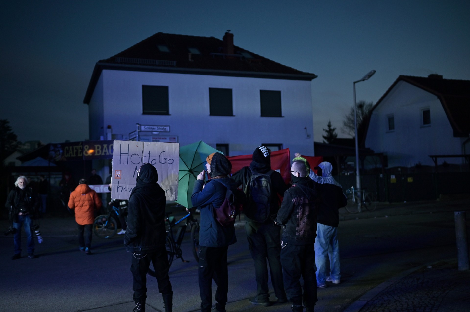 Demonstrantai blokuoja AfD blogerį, kuris atvyko provokuoti jų demonstracijos. ©Denis Vėjas