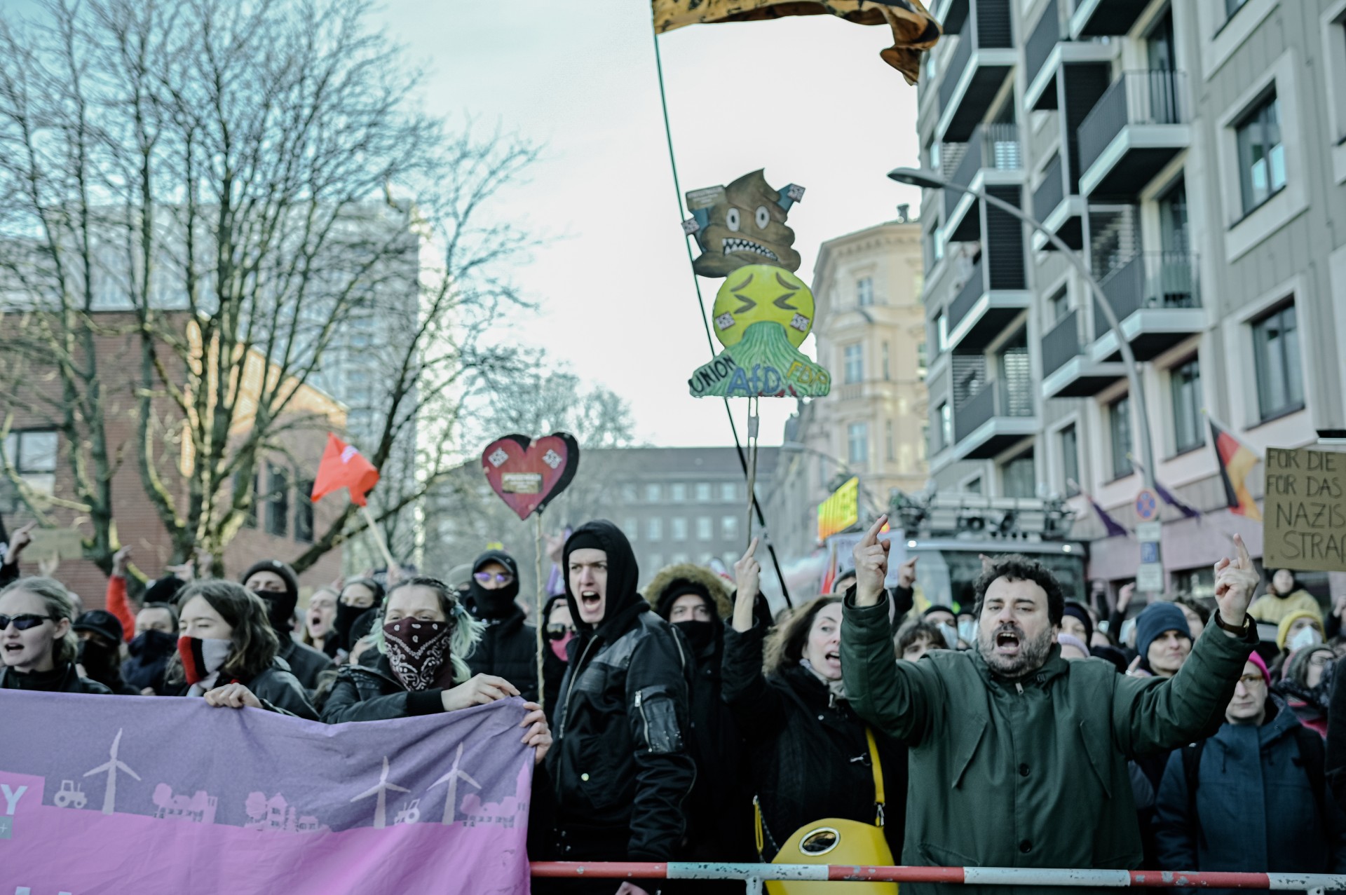 Palei visą ultradešiniųjų eitynių maršrutą išsidėstė „Antifa“ ir kiti kontrprotestuotojai, konfrontuodami su ultradešiniųjų šūkiais, nukreiptais prieš migrantus. ©Denis Vėjas