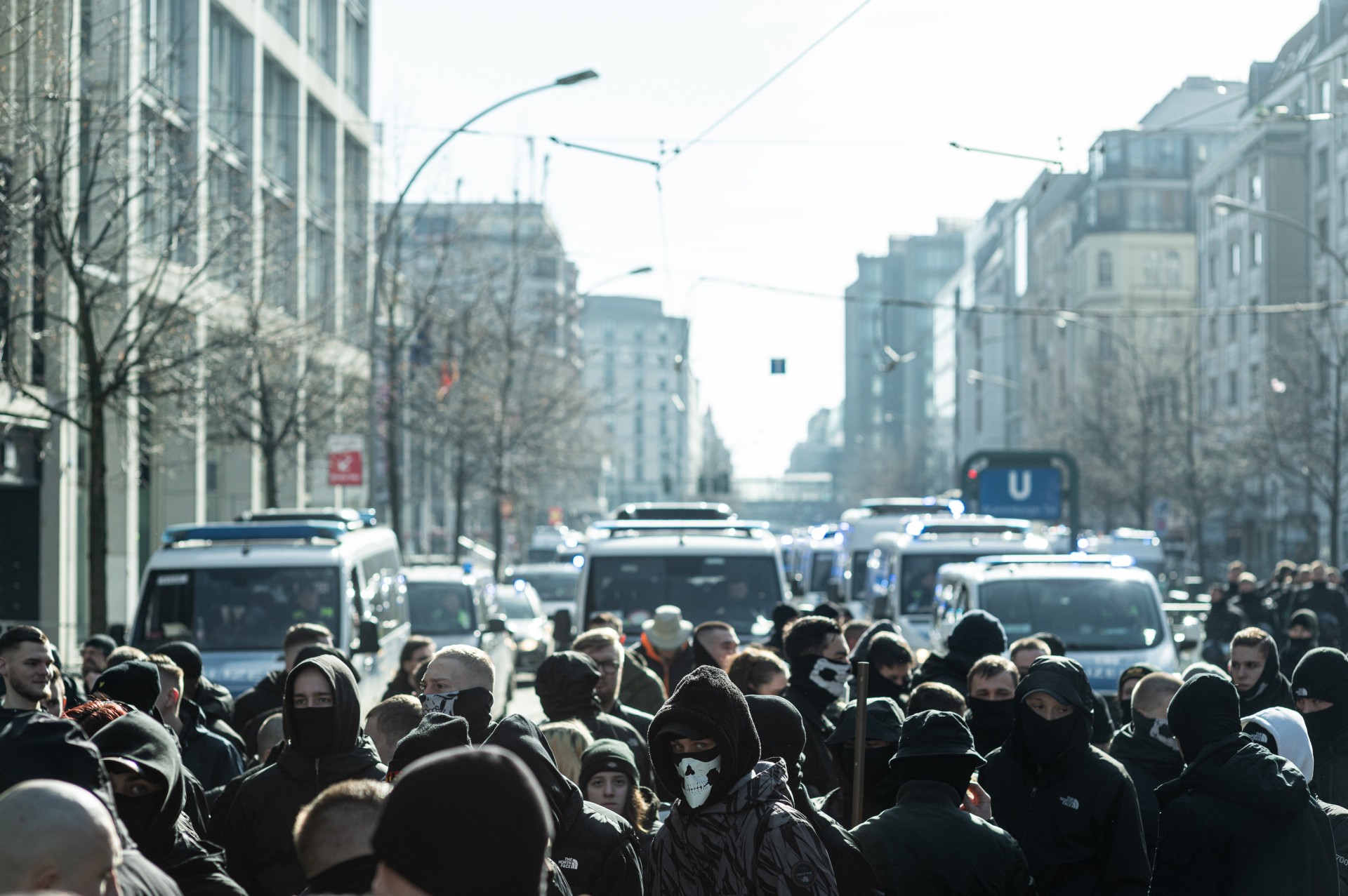 Ultradešiniųjų eitynes lydėjo  gausios policijos pajėgos. ©Denis Vėjas