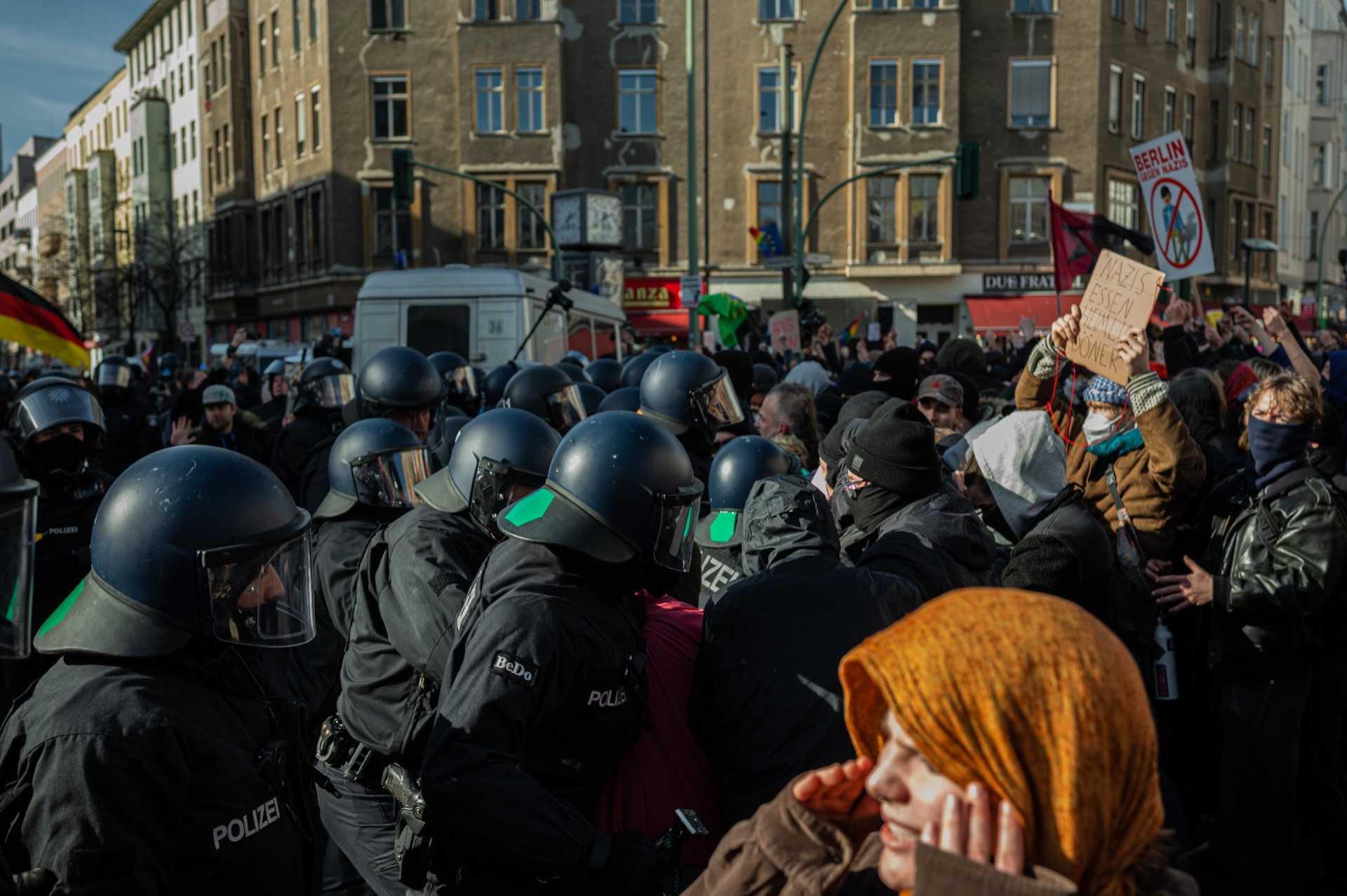 Kontrprotestuotojai bando prasibrauti pro policijos kordoną, kad sutrikdytų ultradešiniųjų eitynes. ©Denis Vėjas