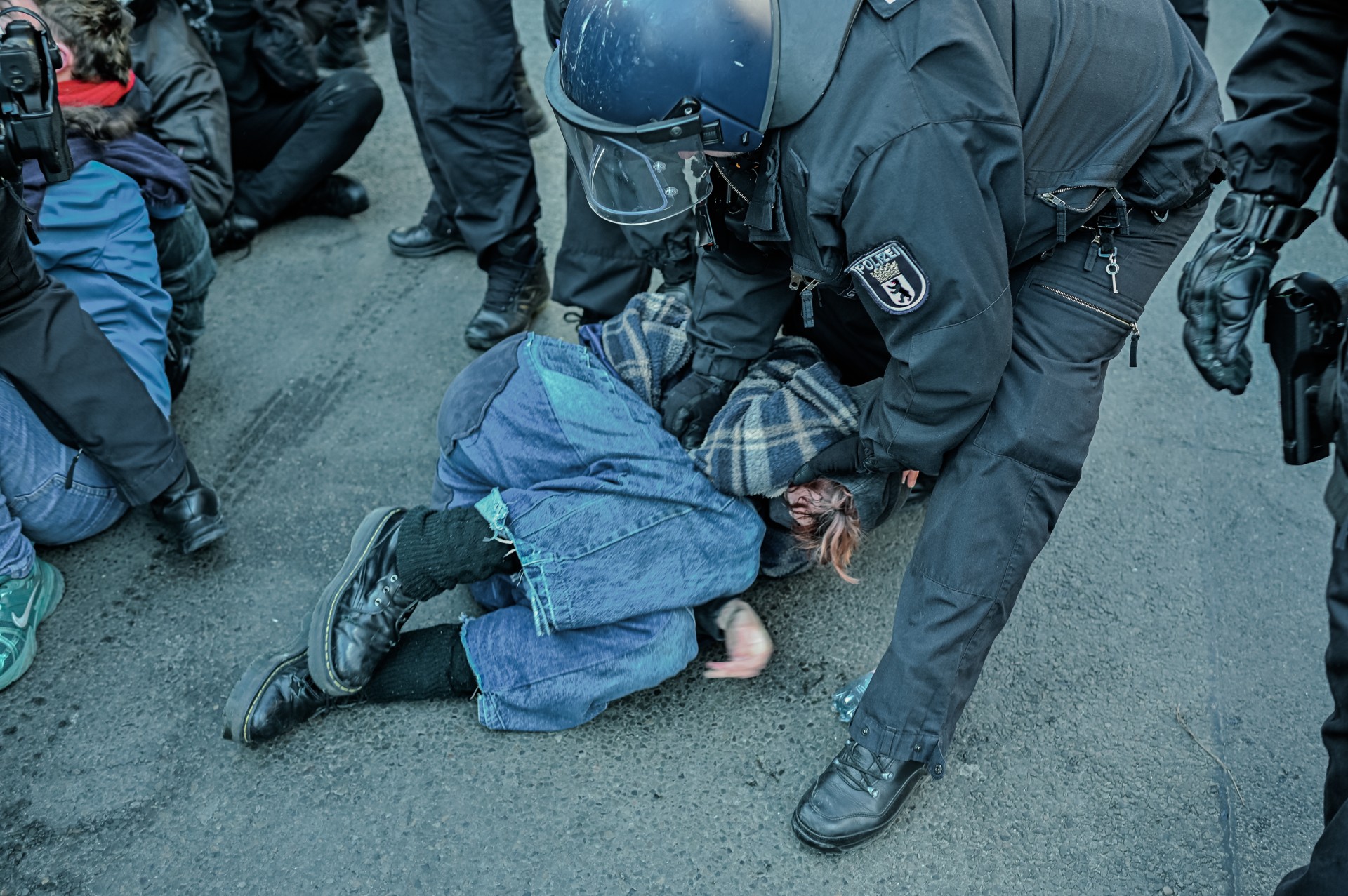 Po vieną už kiekvieną žygiuojantį ultradešinįjį. ©Denis Vėjas