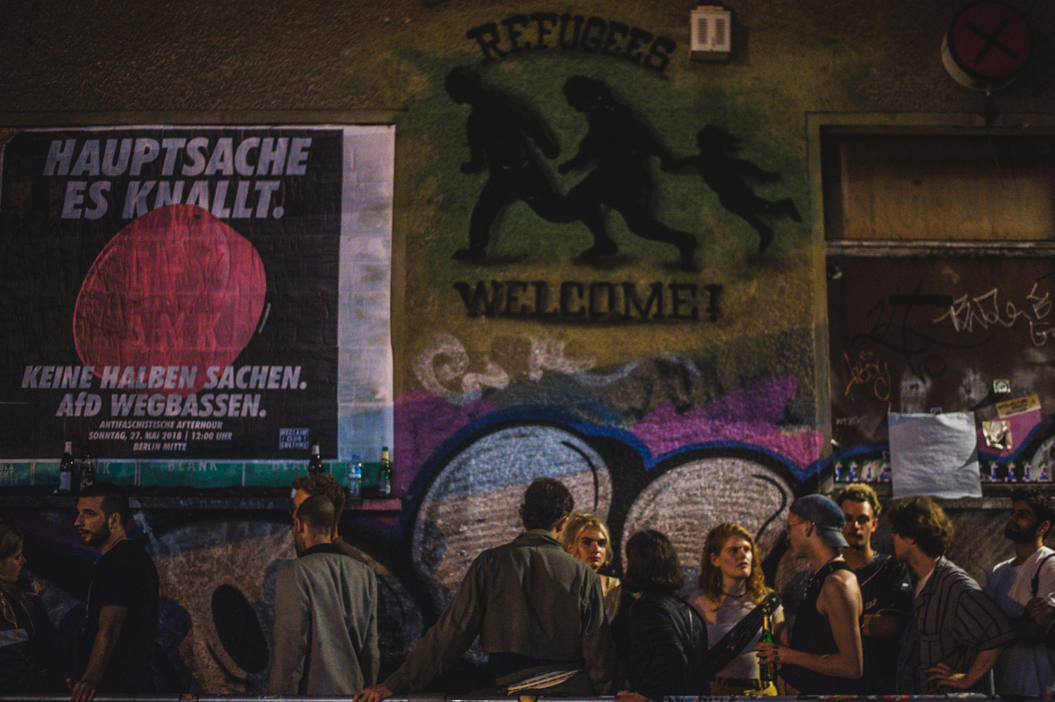 Grafitis „Pabėgėliai yra laukiami!“ ant naktinio klubo Berlyne sienos, 2018 m. ©Denis Vėjas