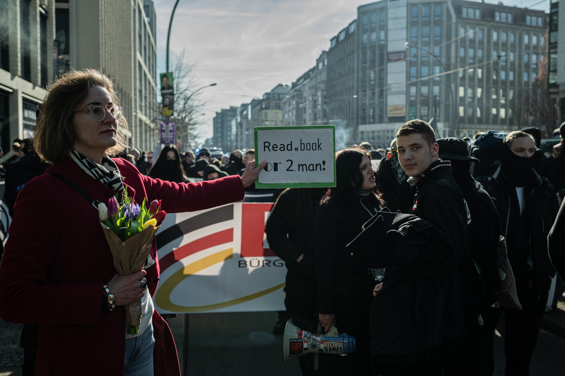 Dėl gausaus pasipriešinimo ultradešiniųjų demonstrantams teko kelis kartus keisti maršrutą, pastoviai stoti ir laukti, kol policija atlaisvins jiems kelią. ©Denis Vėjas